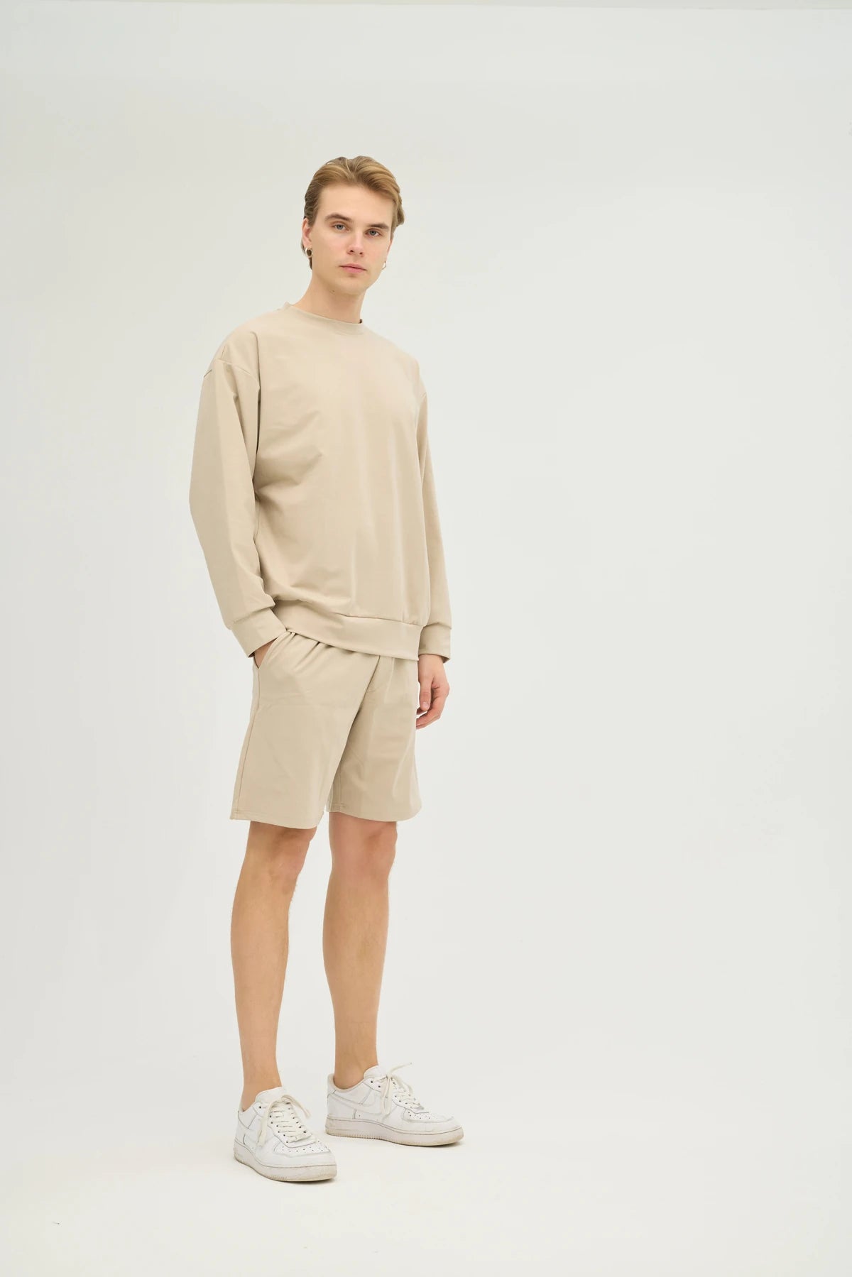 Bej Sweatshirt Takım, minimalist tasarımı ve üstün konforu bir araya getiren şık bir seçimdir. Oversize sweatshirt ve rahat kesimli şorttan oluşan bu takım, yumuşak ve nefes alabilir kumaşı ile gün boyu konfor sunar.