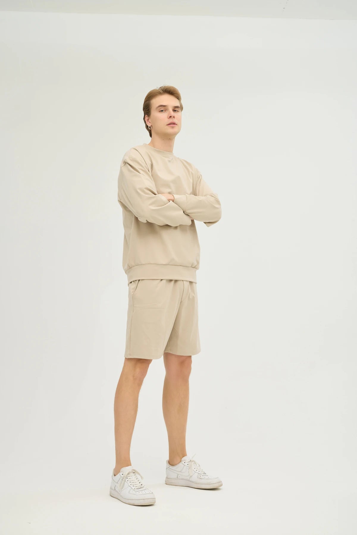 Bej Sweatshirt Takım, minimalist tasarımı ve üstün konforu bir araya getiren şık bir seçimdir. Oversize sweatshirt ve rahat kesimli şorttan oluşan bu takım, yumuşak ve nefes alabilir kumaşı ile gün boyu konfor sunar.