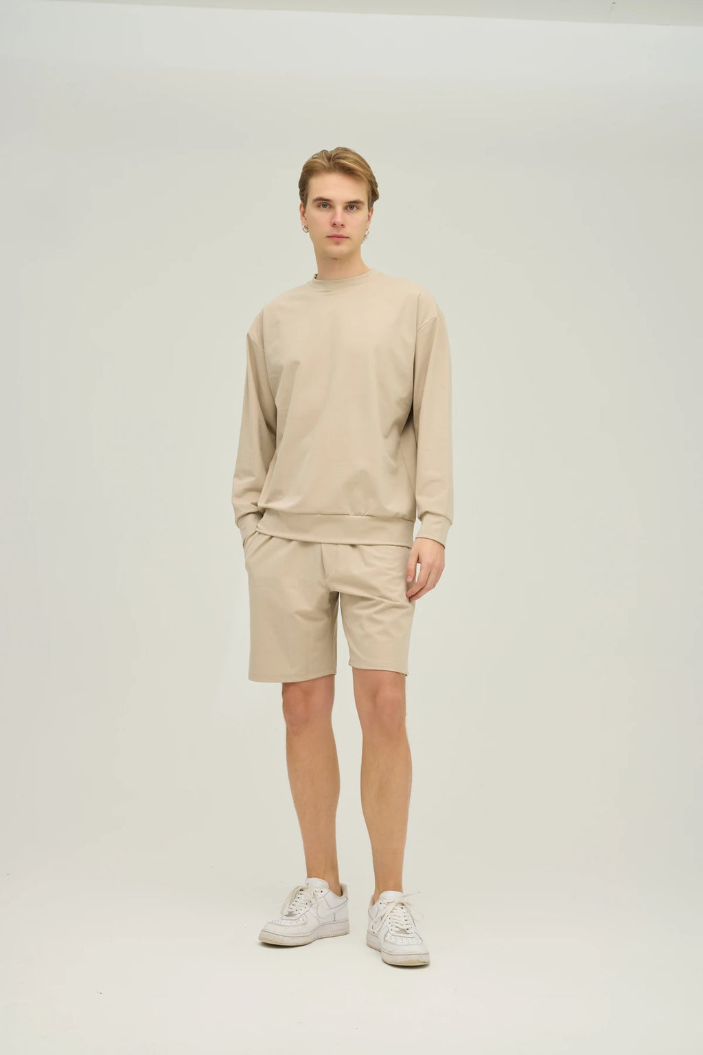 Bej Sweatshirt Takım, minimalist tasarımı ve üstün konforu bir araya getiren şık bir seçimdir. Oversize sweatshirt ve rahat kesimli şorttan oluşan bu takım, yumuşak ve nefes alabilir kumaşı ile gün boyu konfor sunar.