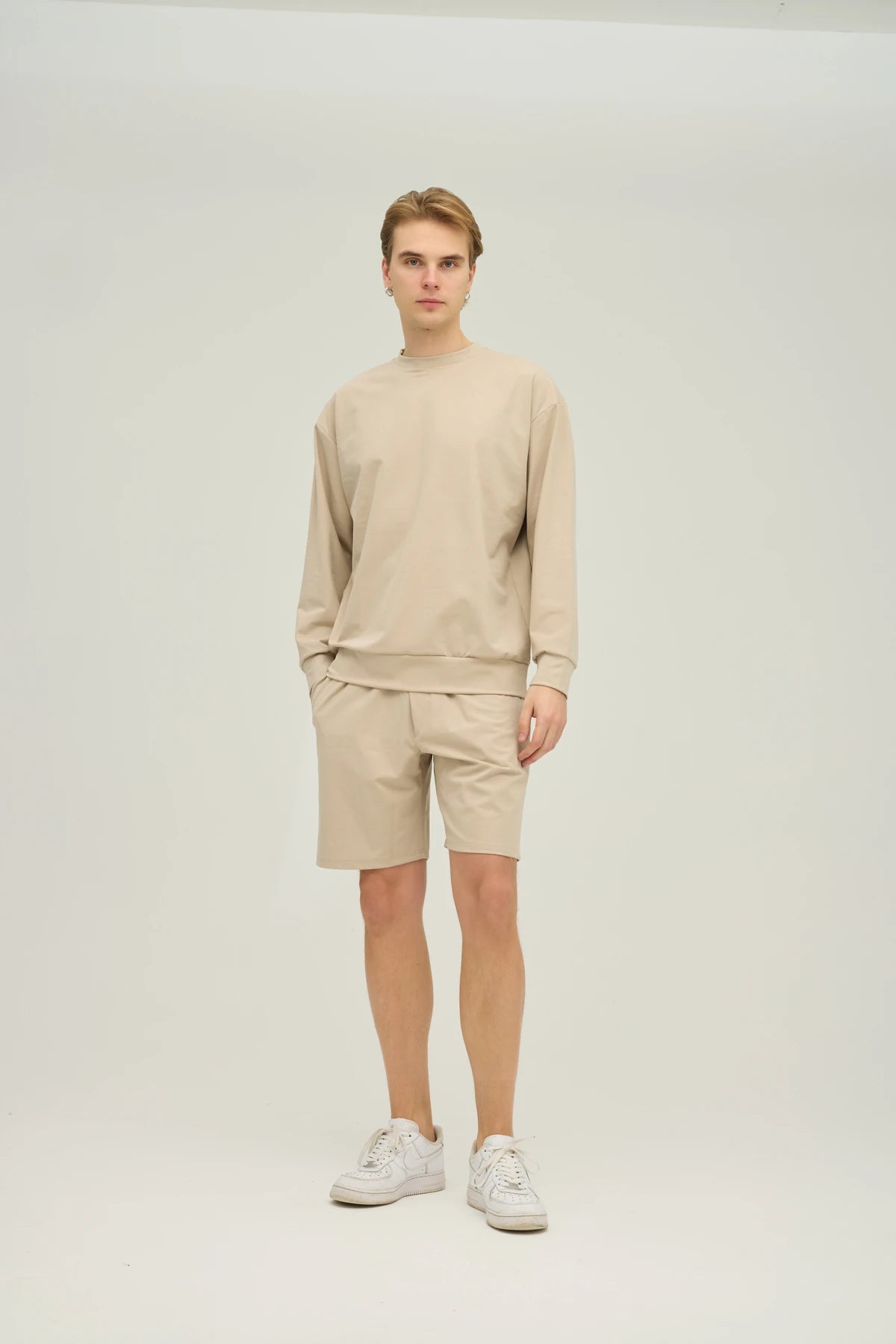 Bej Sweatshirt Takım, minimalist tasarımı ve üstün konforu bir araya getiren şık bir seçimdir. Oversize sweatshirt ve rahat kesimli şorttan oluşan bu takım, yumuşak ve nefes alabilir kumaşı ile gün boyu konfor sunar.