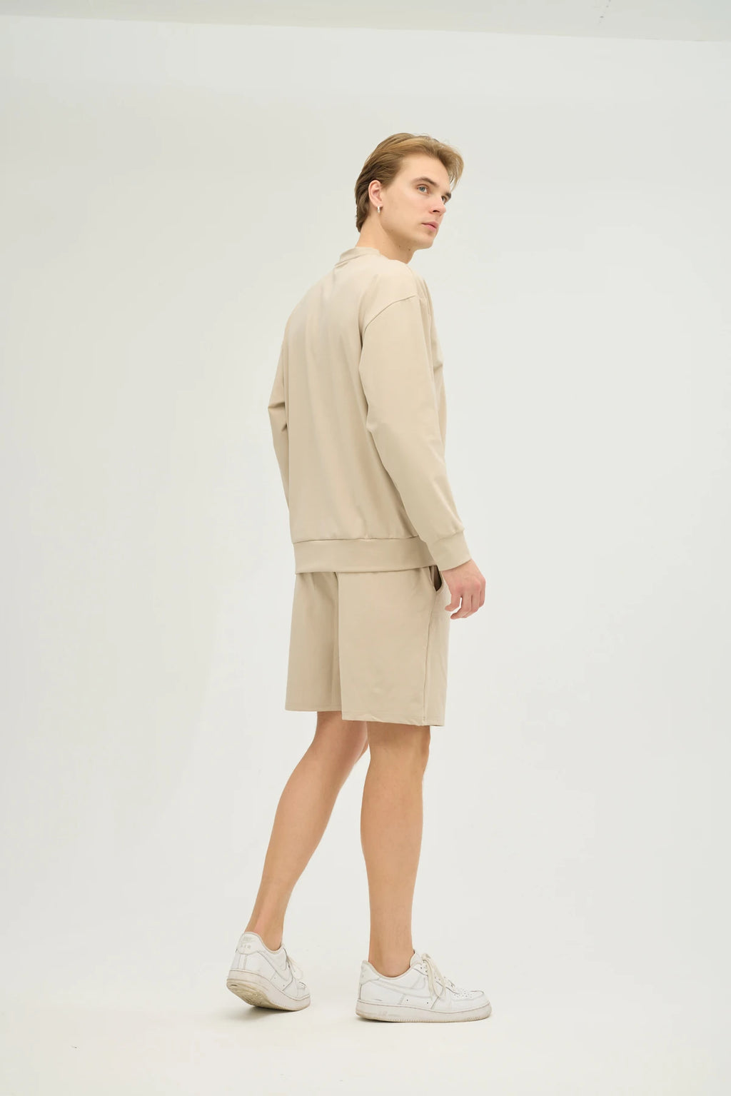 Bej Sweatshirt Takım, minimalist tasarımı ve üstün konforu bir araya getiren şık bir seçimdir. Oversize sweatshirt ve rahat kesimli şorttan oluşan bu takım, yumuşak ve nefes alabilir kumaşı ile gün boyu konfor sunar.