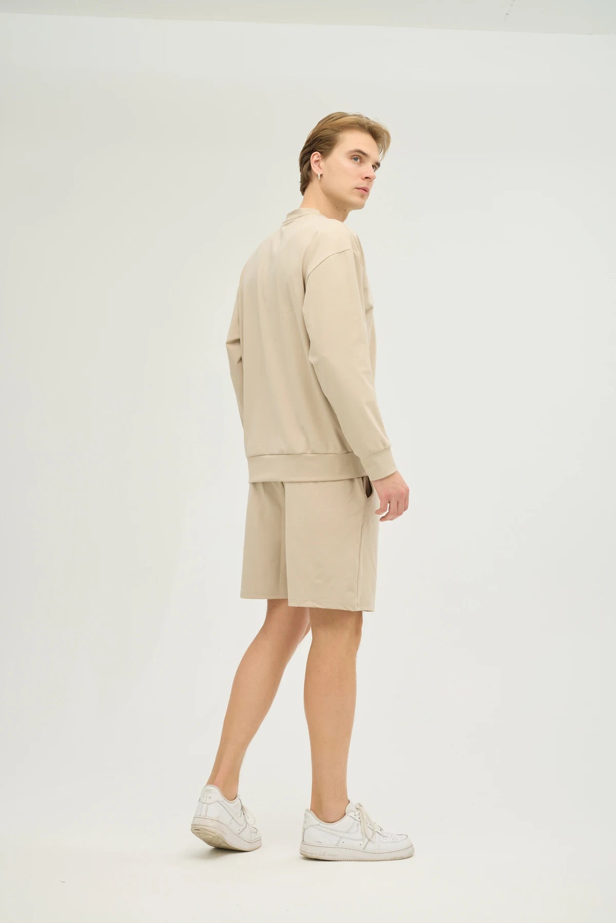 Bej Sweatshirt Takım, minimalist tasarımı ve üstün konforu bir araya getiren şık bir seçimdir. Oversize sweatshirt ve rahat kesimli şorttan oluşan bu takım, yumuşak ve nefes alabilir kumaşı ile gün boyu konfor sunar.