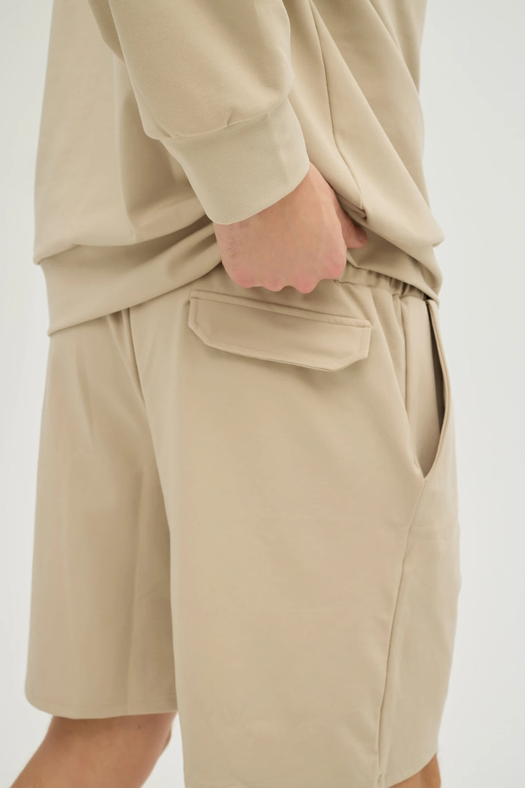 Bej Sweatshirt Takım, minimalist tasarımı ve üstün konforu bir araya getiren şık bir seçimdir. Oversize sweatshirt ve rahat kesimli şorttan oluşan bu takım, yumuşak ve nefes alabilir kumaşı ile gün boyu konfor sunar.