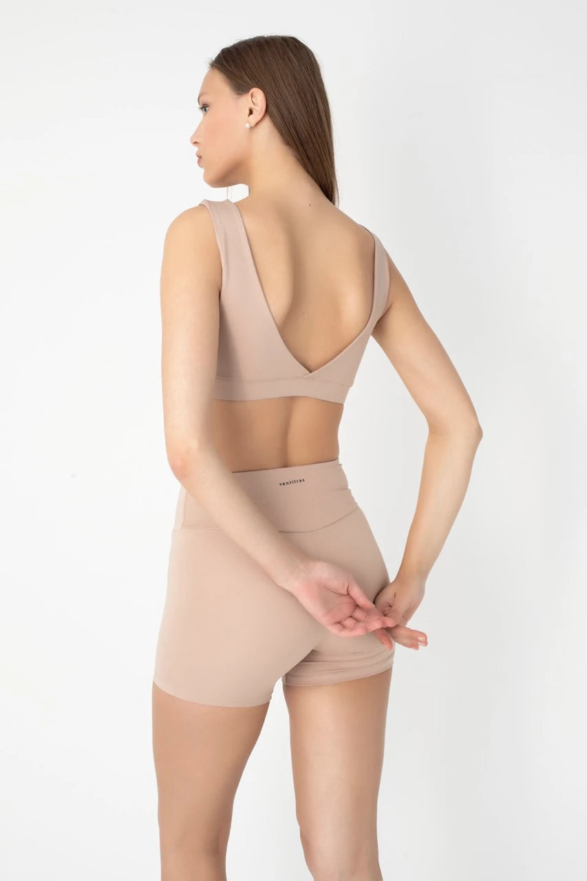 Comfortlux Bej Crop, hem günlük kullanımda hem de spor aktivitelerinde estetik ve konforu bir arada sunuyor. Nefes alabilir ve ter emici özellikteki yüksek kaliteli kumaşı sayesinde antrenmanlarınız boyunca serin ve kuru kalmanızı sağlar. 