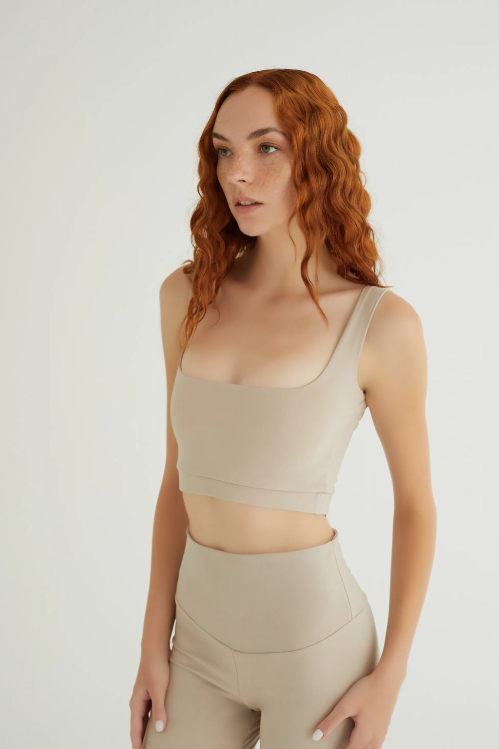 Comfortlux Bej Tank Top, 19 cm uzunluğundaki modern kesimiyle hem spor yaparken hem de günlük kullanımda şıklığınızı öne çıkarır. Hafif ve nefes alabilir kumaşı, yoğun aktivitelerde serin ve kuru kalmanıza yardımcı olur.&nbsp;Yumuşak dokusu ve esnek yapısı ile vücudu sararak hareket özgürlüğü sağlar, böylece yoga, pilates ve fitness gibi sporlar için mükemmel bir tercih haline gelir. Şık bej rengi, bu tank topu dolabınızın vazgeçilmez parçalarından biri yapacak. Hem rahatlığı hem de stilinizi bir arada suna