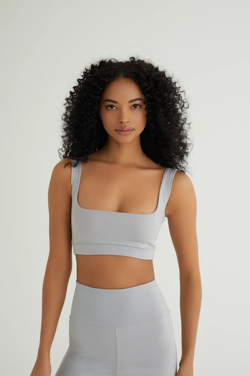 Comfortlux Gümüş Gri Tank Top, 16 cm uzunluğundaki modern kesimiyle hem spor yaparken hem de günlük kullanımda şıklığınızı öne çıkarır. Hafif ve nefes alabilir kumaşı, yoğun aktivitelerde serin ve kuru kalmanıza yardımcı olur.&nbsp;Yumuşak dokusu ve esnek yapısı ile vücudu sararak hareket özgürlüğü sağlar, böylece yoga, pilates ve fitness gibi sporlar için mükemmel bir tercih haline gelir. Şık gümüş gri rengi, bu tank topu dolabınızın vazgeçilmez parçalarından biri yapacak. Hem rahatlığı hem de stilinizi bi