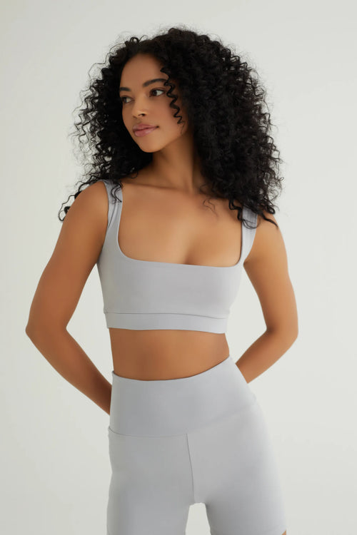 Comfortlux Gümüş Gri Tank Top, 16 cm uzunluğundaki modern kesimiyle hem spor yaparken hem de günlük kullanımda şıklığınızı öne çıkarır. Hafif ve nefes alabilir kumaşı, yoğun aktivitelerde serin ve kuru kalmanıza yardımcı olur.&nbsp;Yumuşak dokusu ve esnek yapısı ile vücudu sararak hareket özgürlüğü sağlar, böylece yoga, pilates ve fitness gibi sporlar için mükemmel bir tercih haline gelir. Şık gümüş gri rengi, bu tank topu dolabınızın vazgeçilmez parçalarından biri yapacak. Hem rahatlığı hem de stilinizi bi