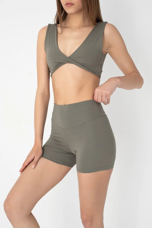 Comfortlux Haki Crop, günlük kullanım ve spor aktivitelerinde estetik ve konforu bir araya getiriyor. Yüksek kaliteli, nefes alabilir kumaşı sayesinde, ter emici özelliği ile antrenmanlarınız boyunca serin ve kuru kalmanıza yardımcı olur. 