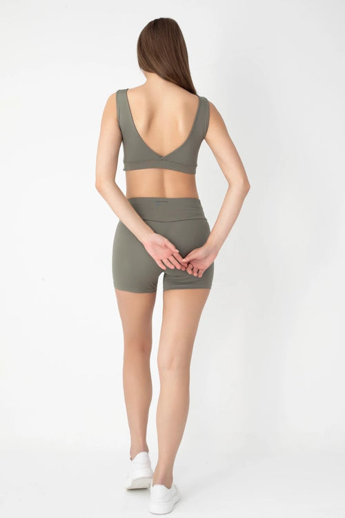 Comfortlux Haki Crop, günlük kullanım ve spor aktivitelerinde estetik ve konforu bir araya getiriyor. Yüksek kaliteli, nefes alabilir kumaşı sayesinde, ter emici özelliği ile antrenmanlarınız boyunca serin ve kuru kalmanıza yardımcı olur. 
