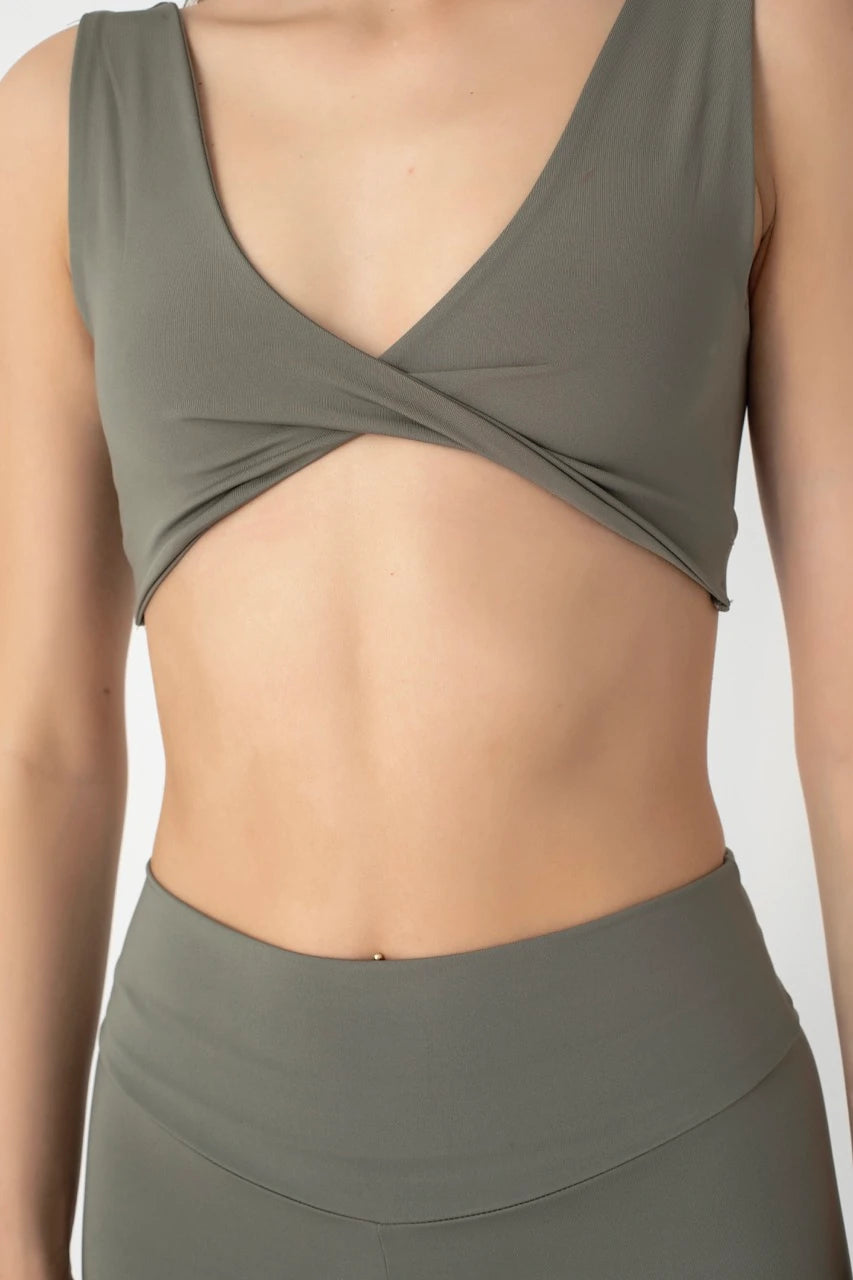 Comfortlux Haki Crop, günlük kullanım ve spor aktivitelerinde estetik ve konforu bir araya getiriyor. Yüksek kaliteli, nefes alabilir kumaşı sayesinde, ter emici özelliği ile antrenmanlarınız boyunca serin ve kuru kalmanıza yardımcı olur. 