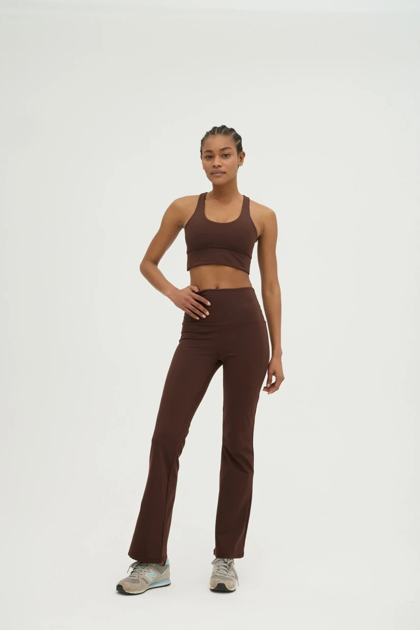 Comfortlux Koyu Kahverengi Sırtı Açık Crop, doğal ve zarif kahverengi tonu ile her stile uyum sağlar. Nefes alabilir ve ter emici kumaşı, gün boyu konfor sunarken antrenmanlarınızda serin kalmanıza yardımcı olur.&nbsp;Sırtı açık tasarımı, feminen ve özgün bir duruş kazandırırken hareket özgürlüğü sunar. Esnek yapısı ve vücudu saran formu ile yoga, pilates ve fitness aktiviteleri için idealdir. Şıklık ve rahatlığı bir arada sunan bu crop, hem günlük hem de spor kombinlerinizde fark yaratacak. Minimalist tasa