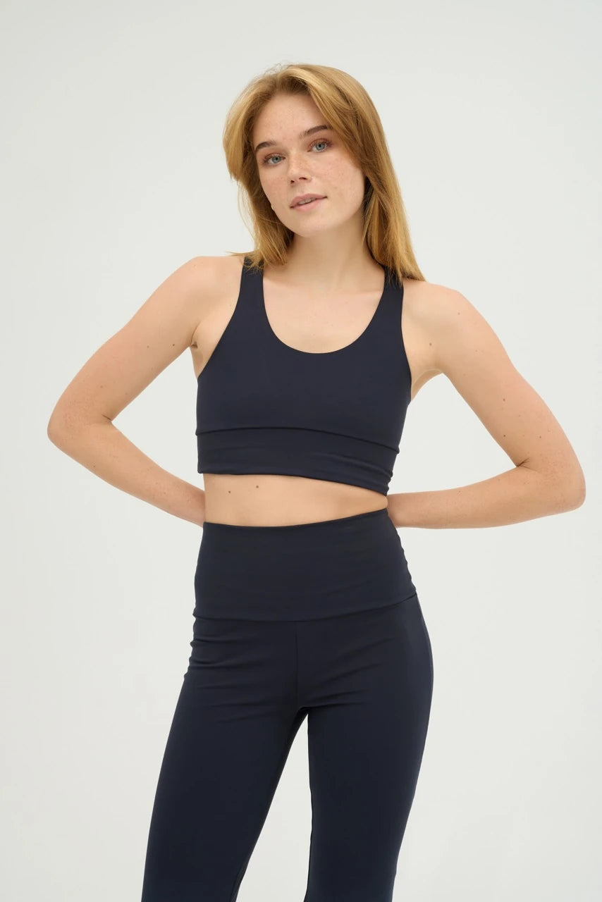 Comfortlux Lacivert Sırtı Açık Crop, hem günlük kombinlerinizde hem de spor aktivitelerinizde şıklık ve rahatlığı bir arada sunar. Nefes alabilir kumaşı, ter emici özelliği ile gün boyu ferah hissetmenizi sağlar.