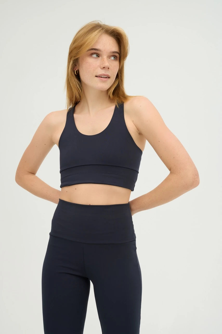 Comfortlux Lacivert Sırtı Açık Crop, hem günlük kombinlerinizde hem de spor aktivitelerinizde şıklık ve rahatlığı bir arada sunar. Nefes alabilir kumaşı, ter emici özelliği ile gün boyu ferah hissetmenizi sağlar.