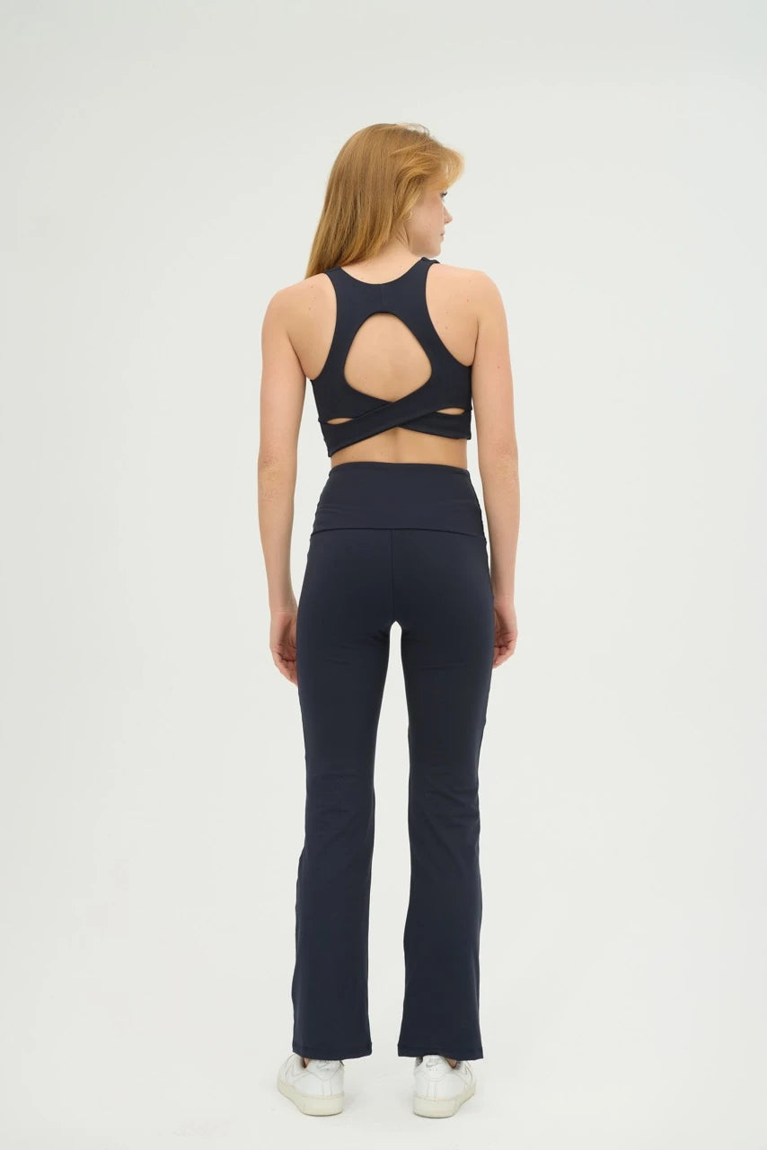 Comfortlux Lacivert Sırtı Açık Crop, hem günlük kombinlerinizde hem de spor aktivitelerinizde şıklık ve rahatlığı bir arada sunar. Nefes alabilir kumaşı, ter emici özelliği ile gün boyu ferah hissetmenizi sağlar.