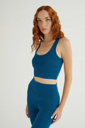 Comfortlux Petrol Mavisi Crop Atlet, spor yaparken veya günlük kombinlerinizde ideal bir rahatlık sunar. Yumuşak ve nefes alabilir kumaşı, ter emici özelliğiyle antrenmanlarınız boyunca serin ve kuru kalmanızı sağlar. Minimalist tasarımı ve şık siyah rengiyle her türlü alt giyimle kolayca kombinlenebilir. Esnek yapısı ve vücudu saran formu sayesinde yoga, pilates ve fitness gibi aktiviteler için mükemmel bir tercih. Hem şıklık hem de konfor arayanlar için tasarlanmış bu tank top, gardırobunuzun vazgeçilmez 