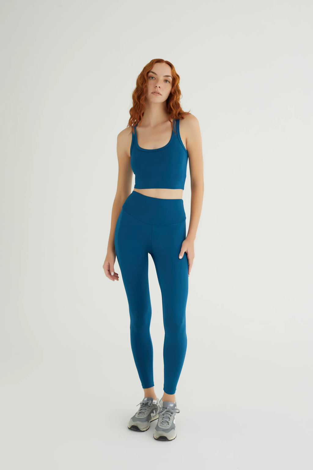 Comfortlux Petrol Mavisi Crop Atlet, spor yaparken veya günlük kombinlerinizde ideal bir rahatlık sunar. Yumuşak ve nefes alabilir kumaşı, ter emici özelliğiyle antrenmanlarınız boyunca serin ve kuru kalmanızı sağlar. Minimalist tasarımı ve şık siyah rengiyle her türlü alt giyimle kolayca kombinlenebilir. Esnek yapısı ve vücudu saran formu sayesinde yoga, pilates ve fitness gibi aktiviteler için mükemmel bir tercih. Hem şıklık hem de konfor arayanlar için tasarlanmış bu tank top, gardırobunuzun vazgeçilmez 