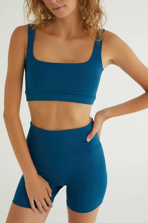 Comfortlux Petrol Mavisi Tank Top, 16 cm uzunluğundaki modern kesimiyle hem spor yaparken hem de günlük kullanımda şıklığınızı öne çıkarır. Hafif ve nefes alabilir kumaşı, yoğun aktivitelerde serin ve kuru kalmanıza yardımcı olur.&nbsp;Yumuşak dokusu ve esnek yapısı ile vücudu sararak hareket özgürlüğü sağlar, böylece yoga, pilates ve fitness gibi sporlar için mükemmel bir tercih haline gelir. Şık petrol mavisi rengi, bu tank topu dolabınızın vazgeçilmez parçalarından biri yapacak. Hem rahatlığı hem de stil