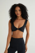 Comfortlux Siyah Crop, şıklığı ve konforu bir araya getiren tasarımıyla günlük kullanımda ve spor aktivitelerinde tercih edebileceğiniz ideal bir üründür. Nefes alabilen ve ter emici kumaşı sayesinde, antrenman sırasında serin ve kuru kalmanıza yardımcı olur. 