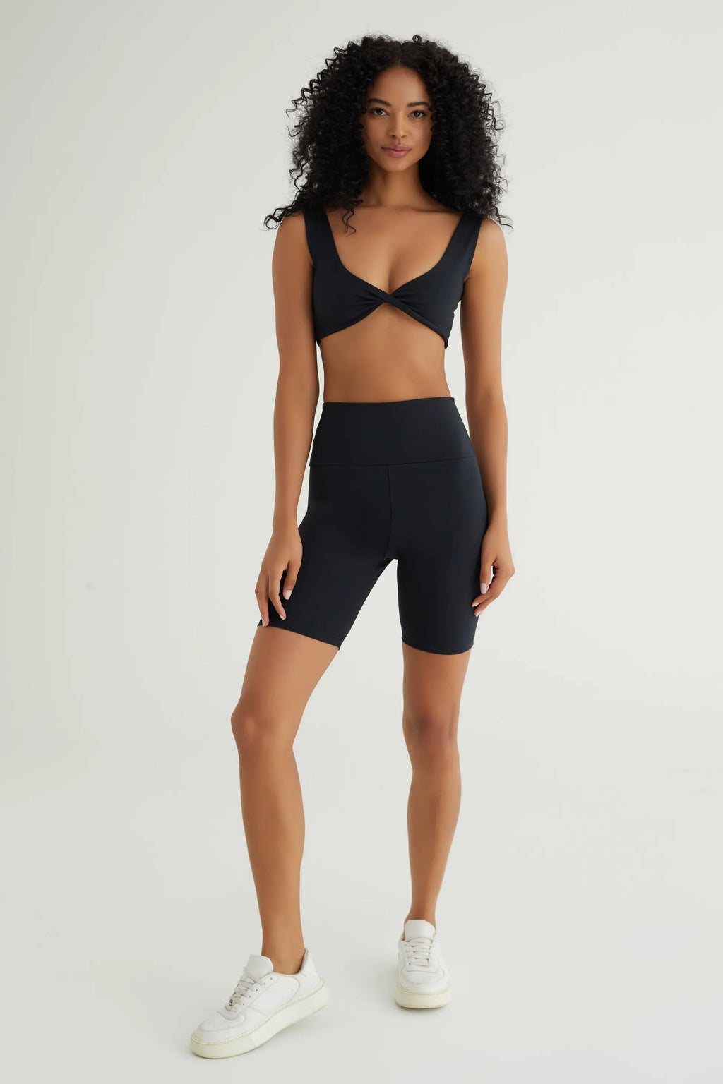 Comfortlux Siyah Crop, şıklığı ve konforu bir araya getiren tasarımıyla günlük kullanımda ve spor aktivitelerinde tercih edebileceğiniz ideal bir üründür. Nefes alabilen ve ter emici kumaşı sayesinde, antrenman sırasında serin ve kuru kalmanıza yardımcı olur. 