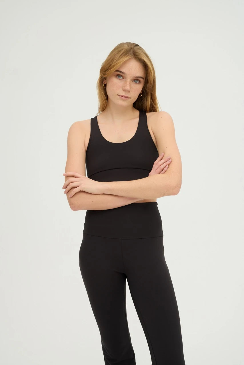 Comfortlux Siyah Sırtı Açık Crop, günlük stilinize zarif bir dokunuş katarken aynı zamanda spor aktivitelerinde rahatlık sunar. Nefes alabilir ve ter emici özelliğe sahip kumaşı sayesinde antrenmanlarınız boyunca serin ve kuru kalmanızı sağlar. Minimalist tasarımı ve klasik siyah rengi ile her türlü alt giyimle uyum sağlar. Sırtı açık detayları, feminen bir görünüm kazandırırken hareket özgürlüğü sunar. Esnek yapısı ve vücudu saran formu ile yoga, pilates ve fitness gibi aktiviteler için idealdir. Şıkl