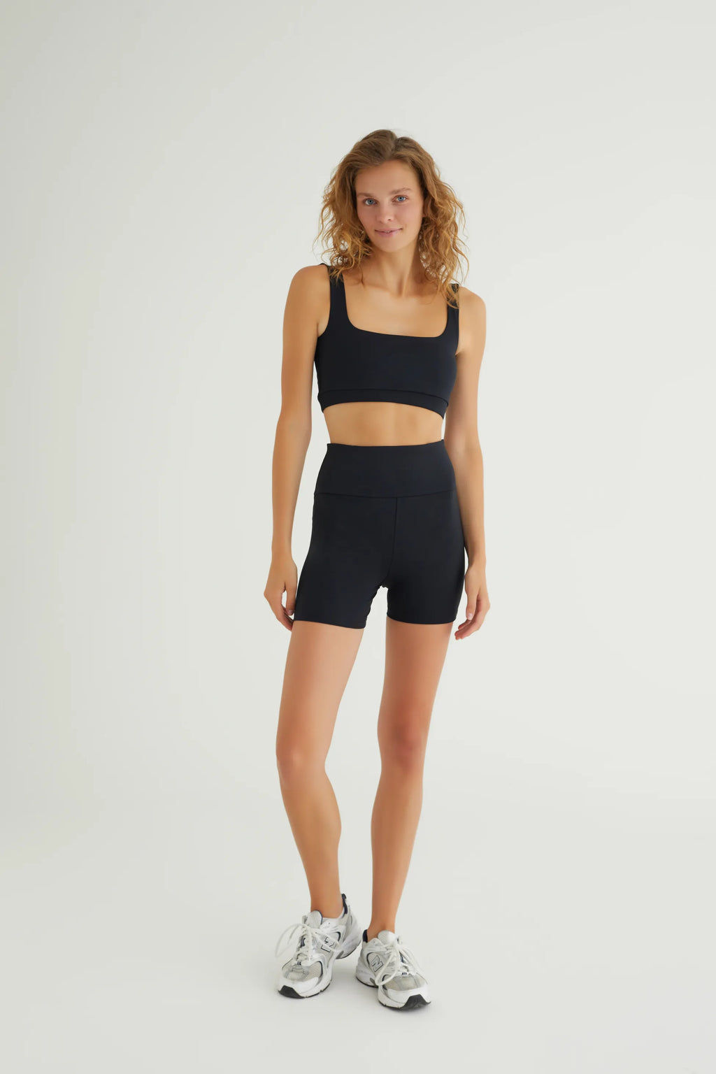 Comfortlux Siyah Tank Top, 16 cm uzunluğundaki modern kesimiyle hem spor yaparken hem de günlük kullanımda şıklığınızı öne çıkarır. Hafif ve nefes alabilir kumaşı, yoğun aktivitelerde serin ve kuru kalmanıza yardımcı olur.&nbsp;Yumuşak dokusu ve esnek yapısı ile vücudu sararak hareket özgürlüğü sağlar, böylece yoga, pilates ve fitness gibi sporlar için mükemmel bir tercih haline gelir. Şık siyah rengi, bu tank topu dolabınızın vazgeçilmez parçalarından biri yapacak. Hem rahatlığı hem de stilinizi bir arada 