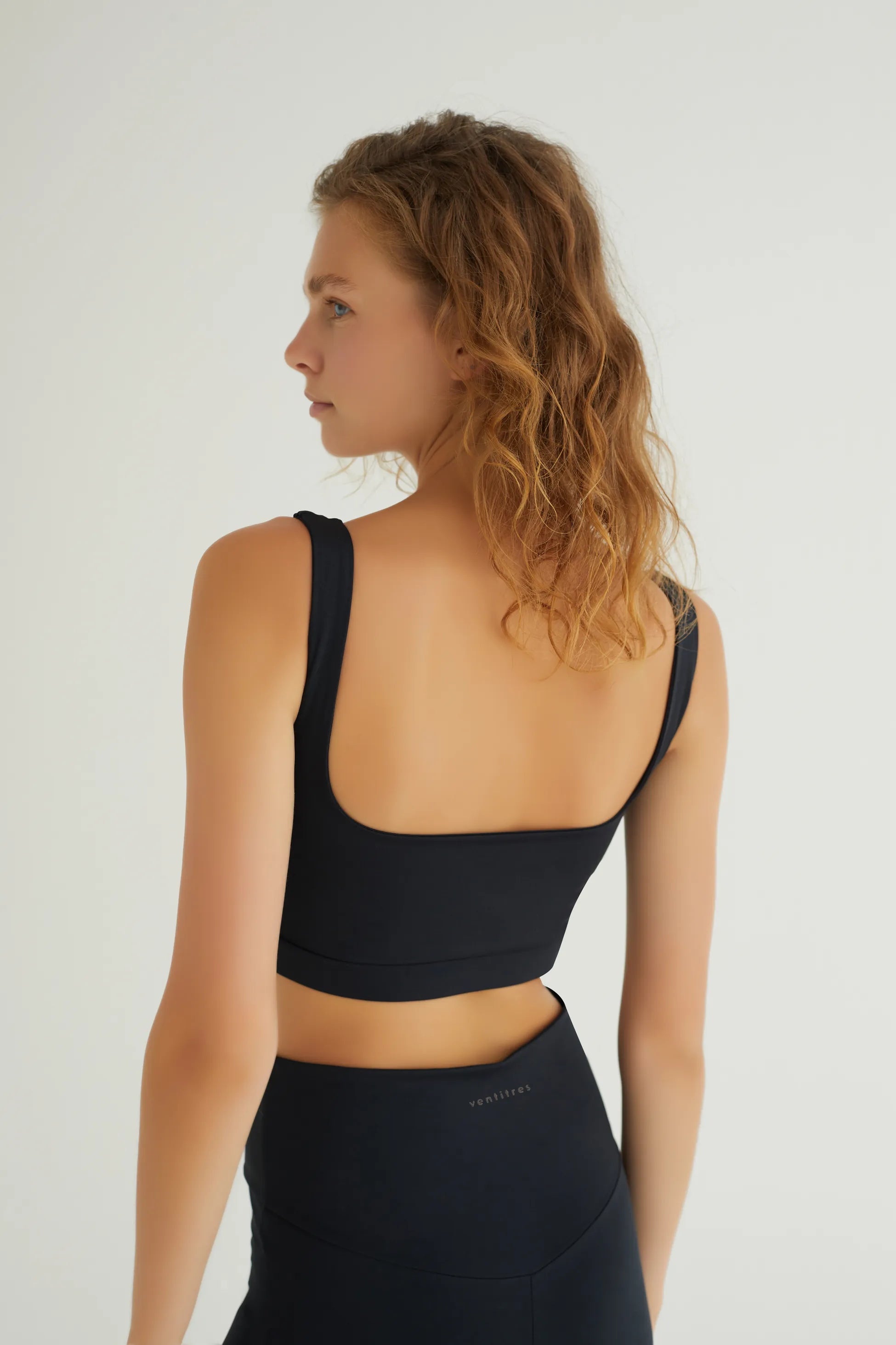 Comfortlux Siyah Tank Top, 16 cm uzunluğundaki modern kesimiyle hem spor yaparken hem de günlük kullanımda şıklığınızı öne çıkarır. Hafif ve nefes alabilir kumaşı, yoğun aktivitelerde serin ve kuru kalmanıza yardımcı olur.&nbsp;Yumuşak dokusu ve esnek yapısı ile vücudu sararak hareket özgürlüğü sağlar, böylece yoga, pilates ve fitness gibi sporlar için mükemmel bir tercih haline gelir. Şık siyah rengi, bu tank topu dolabınızın vazgeçilmez parçalarından biri yapacak. Hem rahatlığı hem de stilinizi bir arada 