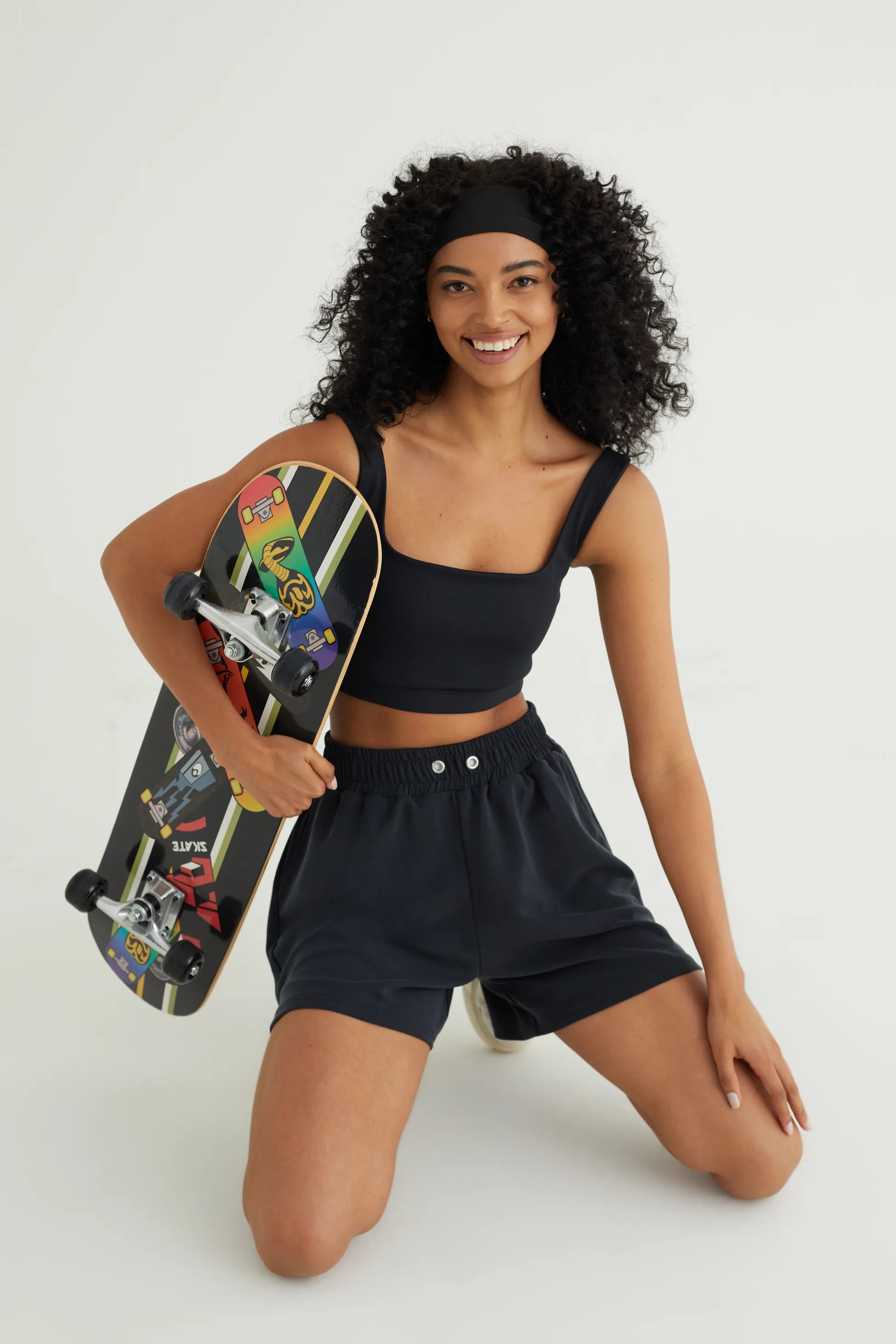 Comfortlux Siyah Tank Top, 19 cm uzunluğuyla spor yaparken veya günlük kombinlerinizde ideal bir rahatlık sunar. Yumuşak ve nefes alabilir kumaşı, ter emici özelliğiyle antrenmanlarınız boyunca serin ve kuru kalmanızı sağlar.&nbsp;Minimalist tasarımı ve şık siyah rengiyle her türlü alt giyimle kolayca kombinlenebilir. Esnek yapısı ve vücudu saran formu sayesinde yoga, pilates ve fitness gibi aktiviteler için mükemmel bir tercih. Hem şıklık hem de konfor arayanlar için tasarlanmış bu tank top, gardırobunuzun