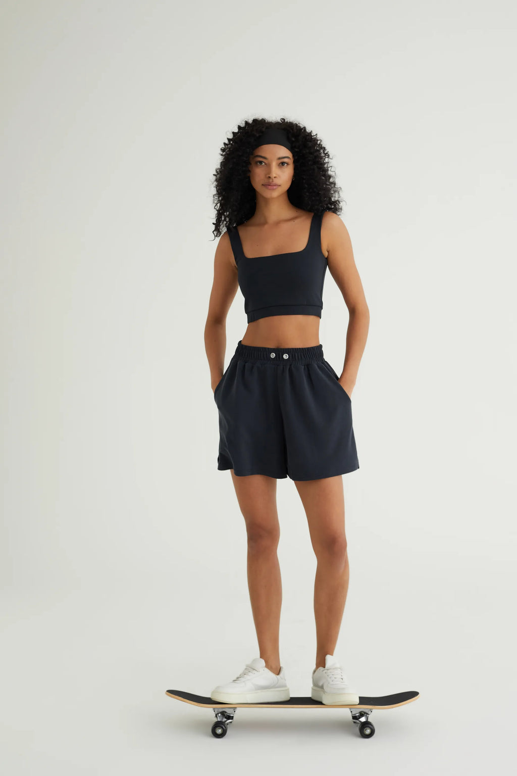 Comfortlux Siyah Tank Top, 19 cm uzunluğuyla spor yaparken veya günlük kombinlerinizde ideal bir rahatlık sunar. Yumuşak ve nefes alabilir kumaşı, ter emici özelliğiyle antrenmanlarınız boyunca serin ve kuru kalmanızı sağlar.&nbsp;Minimalist tasarımı ve şık siyah rengiyle her türlü alt giyimle kolayca kombinlenebilir. Esnek yapısı ve vücudu saran formu sayesinde yoga, pilates ve fitness gibi aktiviteler için mükemmel bir tercih. Hem şıklık hem de konfor arayanlar için tasarlanmış bu tank top, gardırobunuzun