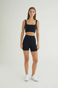 Comfortlux Siyah Yüksek Bel Kısa Tayt, minimal uzunluğu ve siyah rengiyle dikkat çekiyor. Sıcak günlerde veya spor yaparken hareket özgürlüğü sağlamak için ideal. Yüksek bel tasarımı, bel bölgesine destek vererek konforlu bir kullanım sunarken, nefes alabilir ve ter emici kumaşı sayesinde yoğun aktivitelerde bile serin kalmanızı sağlar.