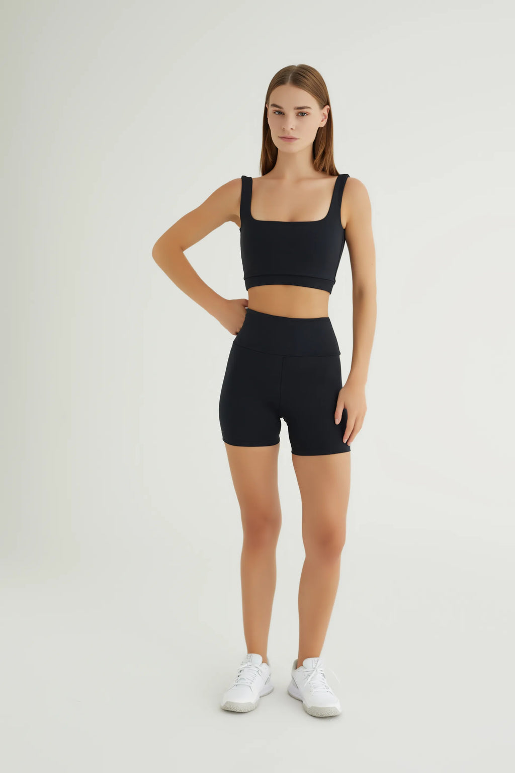 Comfortlux Siyah Yüksek Bel Kısa Tayt, minimal uzunluğu ve siyah rengiyle dikkat çekiyor. Sıcak günlerde veya spor yaparken hareket özgürlüğü sağlamak için ideal. Yüksek bel tasarımı, bel bölgesine destek vererek konforlu bir kullanım sunarken, nefes alabilir ve ter emici kumaşı sayesinde yoğun aktivitelerde bile serin kalmanızı sağlar.