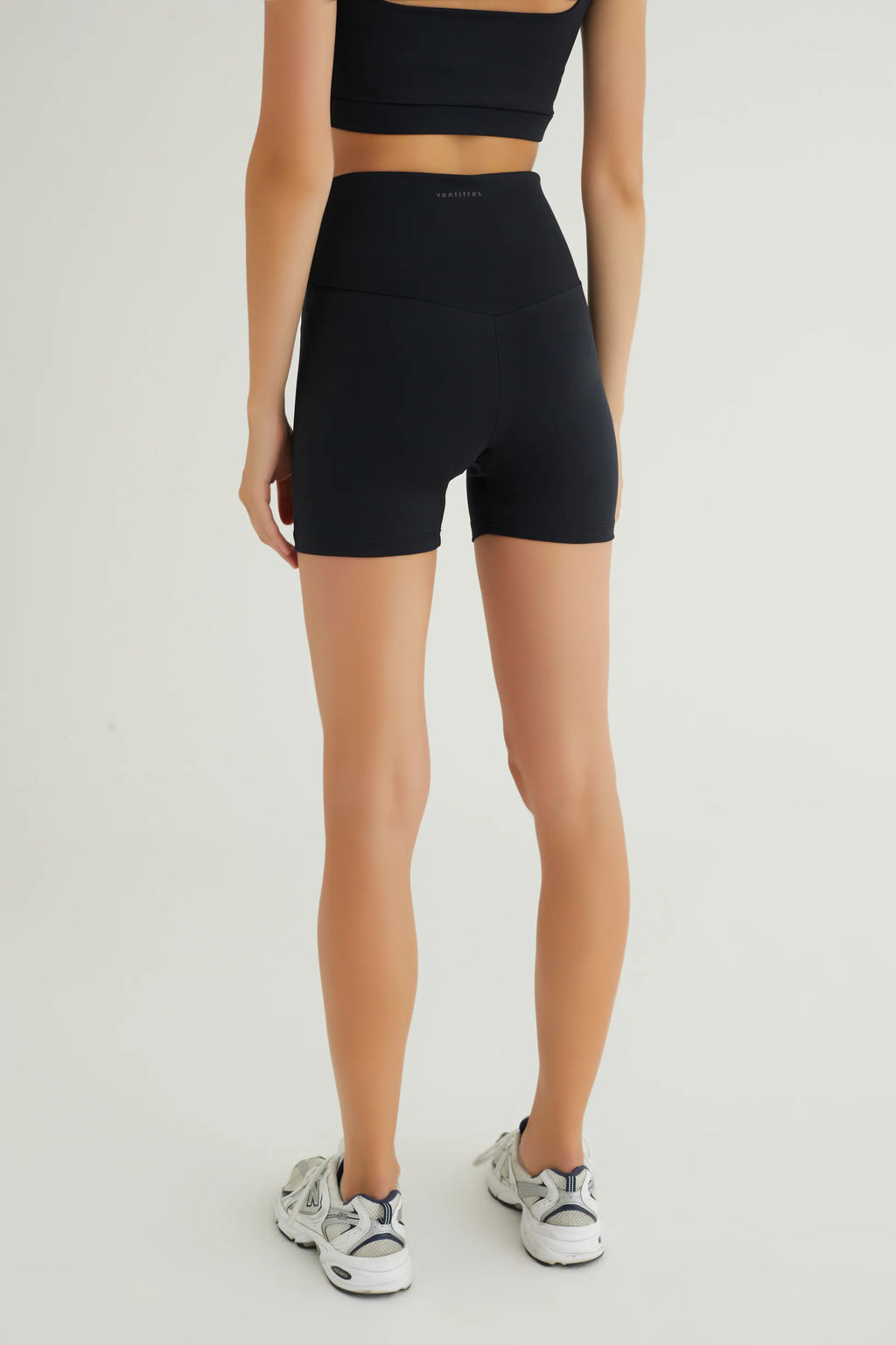 Comfortlux Siyah Yüksek Bel Kısa Tayt, minimal uzunluğu ve siyah rengiyle dikkat çekiyor. Sıcak günlerde veya spor yaparken hareket özgürlüğü sağlamak için ideal. Yüksek bel tasarımı, bel bölgesine destek vererek konforlu bir kullanım sunarken, nefes alabilir ve ter emici kumaşı sayesinde yoğun aktivitelerde bile serin kalmanızı sağlar.