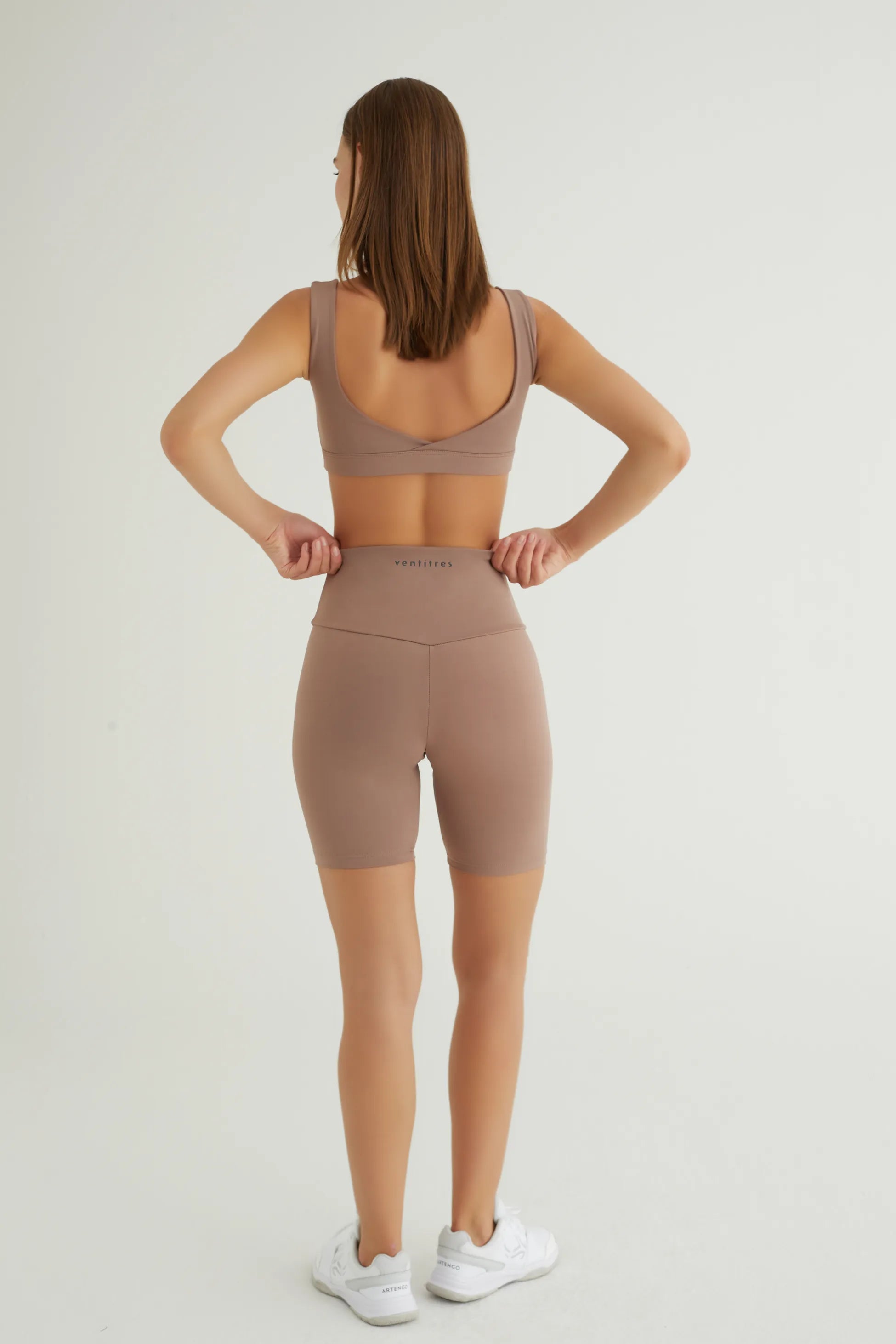 Comfortlux Taba Crop, günlük tarzınıza ve spor aktivitelerinize uyum sağlayan modern ve rahat bir seçenektir. Nefes alabilir ve ter emici özelliğe sahip kumaşı sayesinde, spor yaparken serin ve kuru kalmanıza yardımcı olur.&nbsp;Vücudu saran esnek yapısı ile yoga, pilates ve fitness gibi aktivitelerde özgürce hareket etmenizi sağlar. Zamansız taba rengi ve şık tasarımı sayesinde, her türlü alt giyimle uyumlu bir şekilde kombinlenebilir. Konfor ve şıklığı bir araya getiren Comfortlux Taba Crop, gardırobunuzu