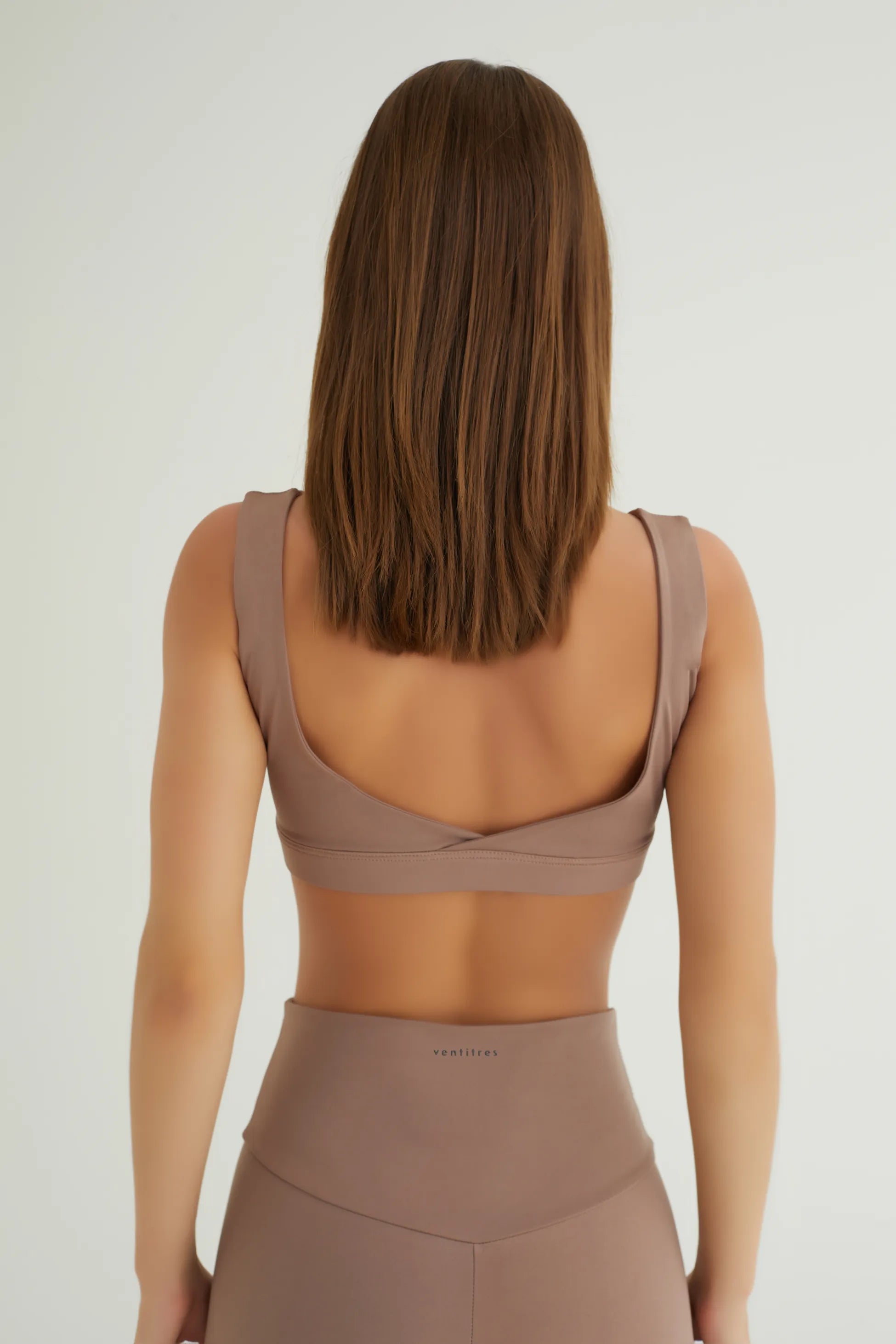 Comfortlux Taba Crop, günlük tarzınıza ve spor aktivitelerinize uyum sağlayan modern ve rahat bir seçenektir. Nefes alabilir ve ter emici özelliğe sahip kumaşı sayesinde, spor yaparken serin ve kuru kalmanıza yardımcı olur.&nbsp;Vücudu saran esnek yapısı ile yoga, pilates ve fitness gibi aktivitelerde özgürce hareket etmenizi sağlar. Zamansız taba rengi ve şık tasarımı sayesinde, her türlü alt giyimle uyumlu bir şekilde kombinlenebilir. Konfor ve şıklığı bir araya getiren Comfortlux Taba Crop, gardırobunuzu