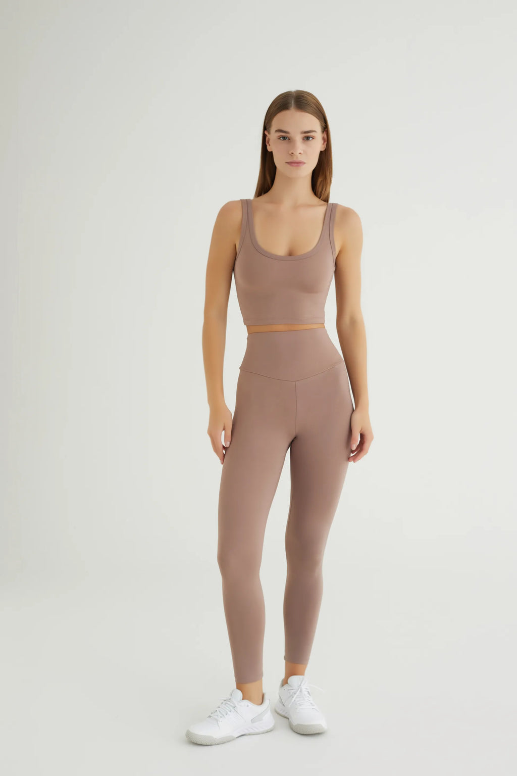 Comfortlux Taba Crop Atlet, spor yaparken veya günlük kombinlerinizde ideal bir rahatlık sunar. Yumuşak ve nefes alabilir kumaşı, ter emici özelliği sayesinde antrenmanlarınız boyunca serin ve kuru kalmanıza yardımcı olur.&nbsp;Minimalist tasarımı ve şık taba rengi ile her türlü alt giyimle kolayca kombinlenebilir. Esnek yapısı ve vücudu saran formu sayesinde yoga, pilates ve fitness gibi aktiviteler için mükemmel bir tercihtir. Hem şıklık hem de konfor arayanlar için tasarlanmış bu crop atlet, gardırobunuz