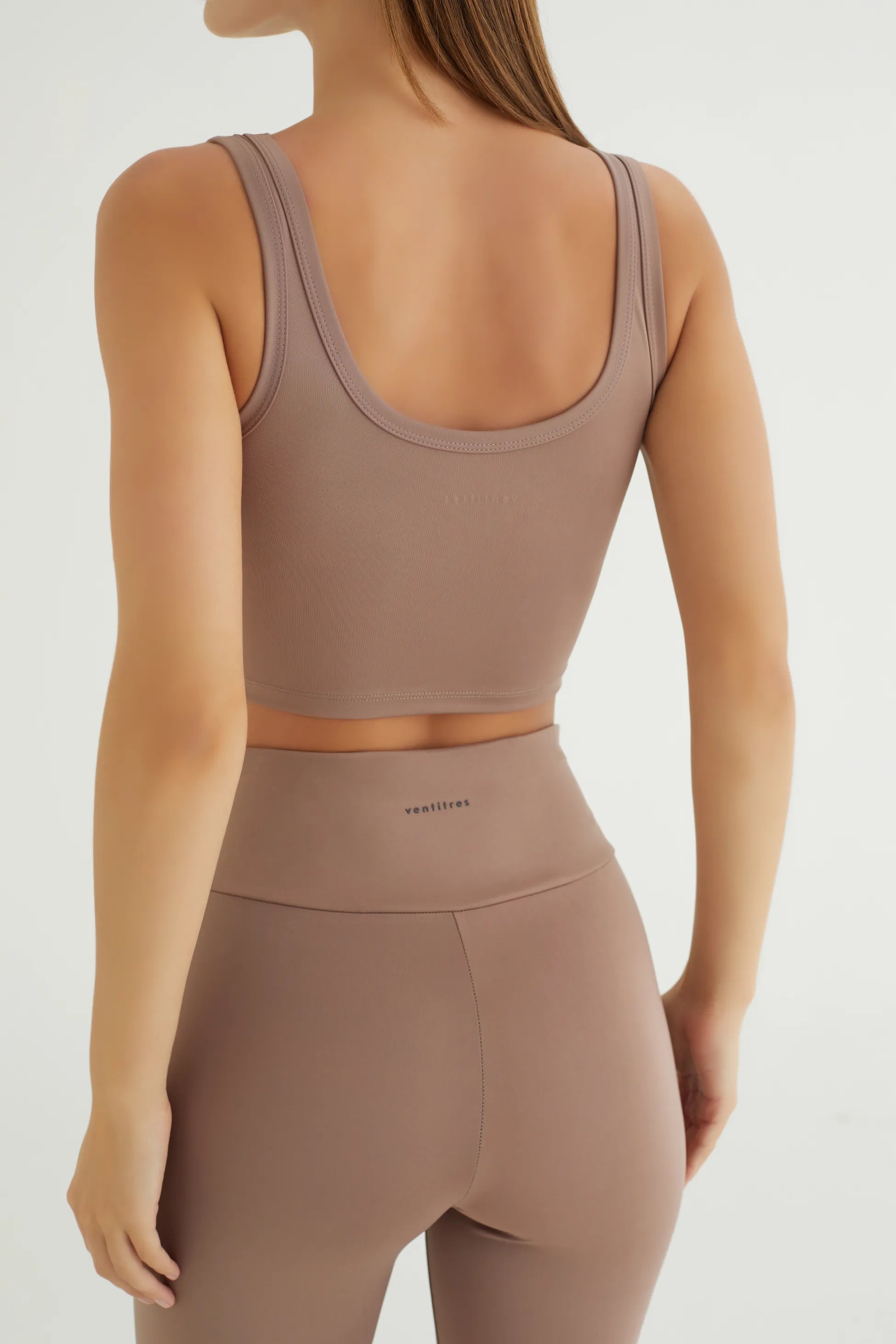 Comfortlux Taba Crop Atlet, spor yaparken veya günlük kombinlerinizde ideal bir rahatlık sunar. Yumuşak ve nefes alabilir kumaşı, ter emici özelliği sayesinde antrenmanlarınız boyunca serin ve kuru kalmanıza yardımcı olur.&nbsp;Minimalist tasarımı ve şık taba rengi ile her türlü alt giyimle kolayca kombinlenebilir. Esnek yapısı ve vücudu saran formu sayesinde yoga, pilates ve fitness gibi aktiviteler için mükemmel bir tercihtir. Hem şıklık hem de konfor arayanlar için tasarlanmış bu crop atlet, gardırobunuz