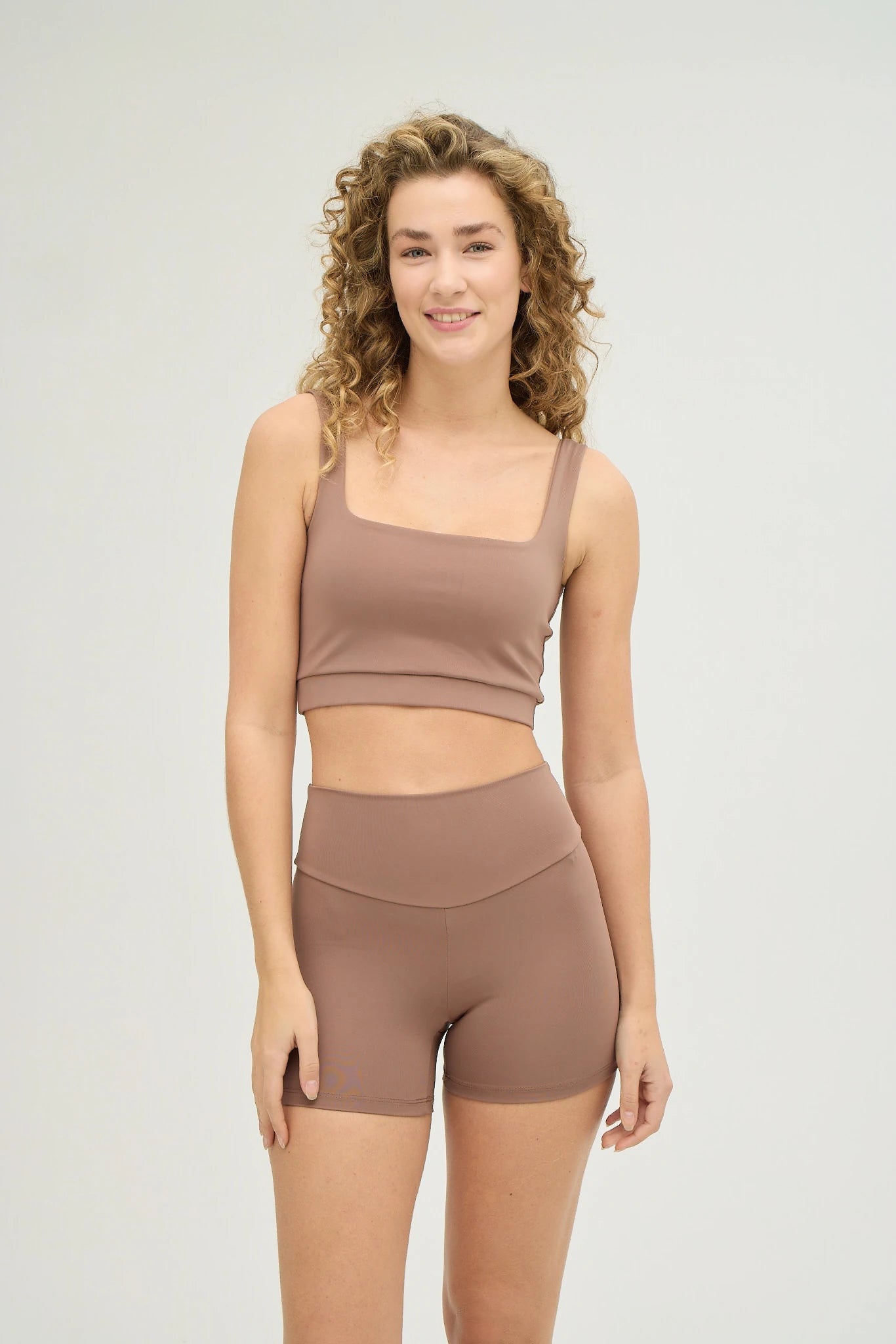 Comfortlux Taba Tank Top, 19 cm uzunluğundaki modern kesimiyle hem spor yaparken hem de günlük kullanımda şıklığınızı öne çıkarır. Hafif ve nefes alabilir kumaşı, yoğun aktivitelerde serin ve kuru kalmanıza yardımcı olur.&nbsp;Yumuşak dokusu ve esnek yapısı ile vücudu sararak hareket özgürlüğü sağlar, böylece yoga, pilates ve fitness gibi sporlar için mükemmel bir tercih haline gelir. Şık taba rengi, bu tank topu dolabınızın vazgeçilmez parçalarından biri yapacak. Hem rahatlığı hem de stilinizi bir arada su