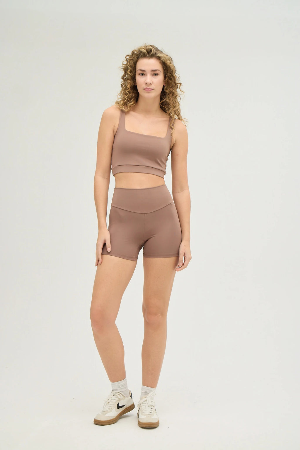Comfortlux Taba Yüksek Bel Kısa Tayt, minimal uzunluğu ve taba rengiyle dikkat çekiyor. Sıcak günlerde veya spor yaparken hareket özgürlüğü sağlamak için ideal. Yüksek bel tasarımı, bel bölgesine destek vererek konforlu bir kullanım sunarken, nefes alabilir ve ter emici kumaşı sayesinde yoğun aktivitelerde bile serin kalmanızı sağlar.&nbsp;Yumuşak dokusu ve esnek yapısıyla hem günlük kombinlerinize hem de antrenmanlarınıza mükemmel uyum sağlar. Şıklığı ve işlevselliği bir arada sunan bu kısa tayt, konforu ö