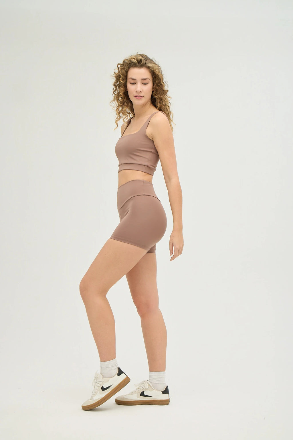 Comfortlux Taba Yüksek Bel Kısa Tayt, minimal uzunluğu ve taba rengiyle dikkat çekiyor. Sıcak günlerde veya spor yaparken hareket özgürlüğü sağlamak için ideal. Yüksek bel tasarımı, bel bölgesine destek vererek konforlu bir kullanım sunarken, nefes alabilir ve ter emici kumaşı sayesinde yoğun aktivitelerde bile serin kalmanızı sağlar.&nbsp;Yumuşak dokusu ve esnek yapısıyla hem günlük kombinlerinize hem de antrenmanlarınıza mükemmel uyum sağlar. Şıklığı ve işlevselliği bir arada sunan bu kısa tayt, konforu ö