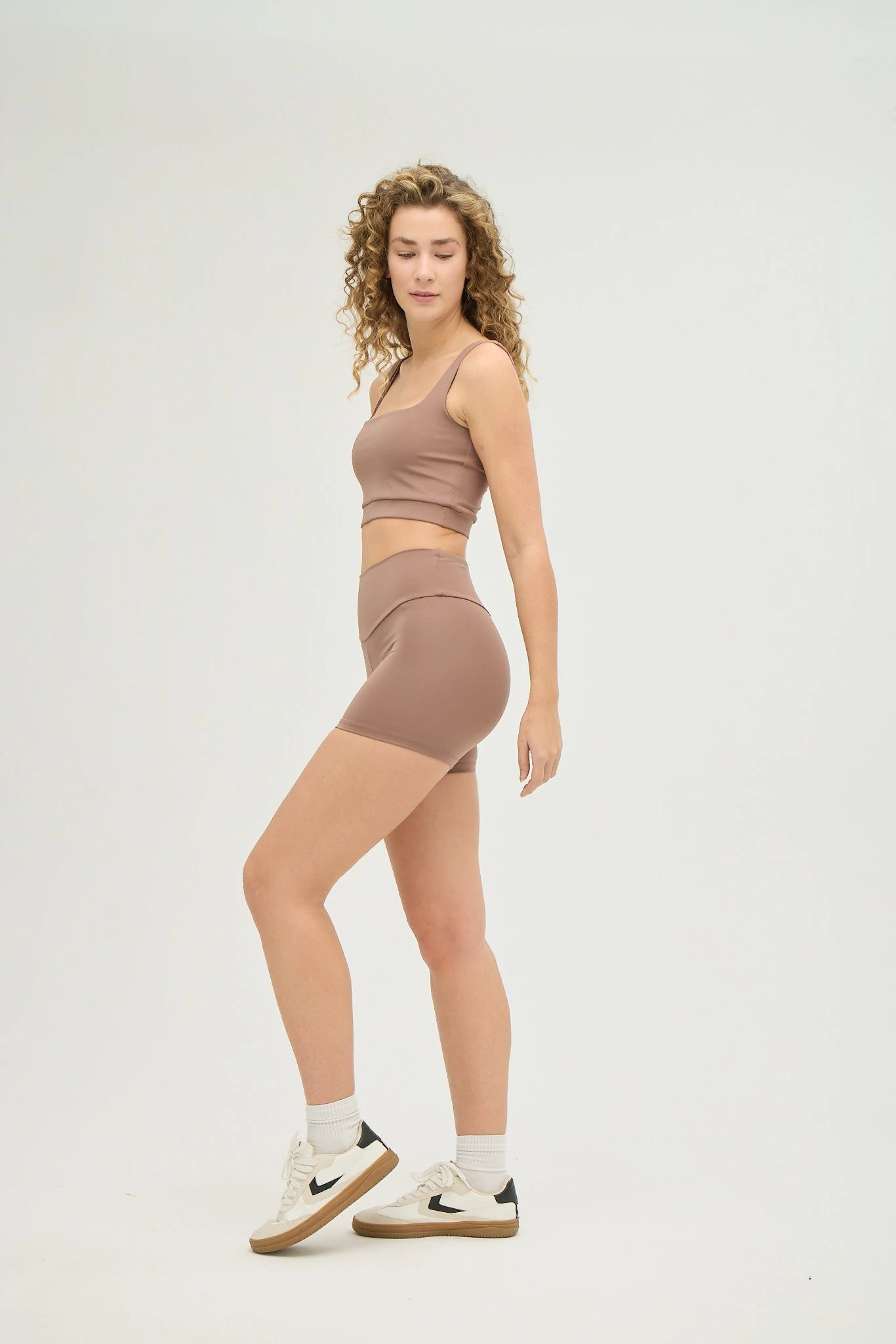 Comfortlux Taba Yüksek Bel Kısa Tayt, minimal uzunluğu ve taba rengiyle dikkat çekiyor. Sıcak günlerde veya spor yaparken hareket özgürlüğü sağlamak için ideal. Yüksek bel tasarımı, bel bölgesine destek vererek konforlu bir kullanım sunarken, nefes alabilir ve ter emici kumaşı sayesinde yoğun aktivitelerde bile serin kalmanızı sağlar.&nbsp;Yumuşak dokusu ve esnek yapısıyla hem günlük kombinlerinize hem de antrenmanlarınıza mükemmel uyum sağlar. Şıklığı ve işlevselliği bir arada sunan bu kısa tayt, konforu ö