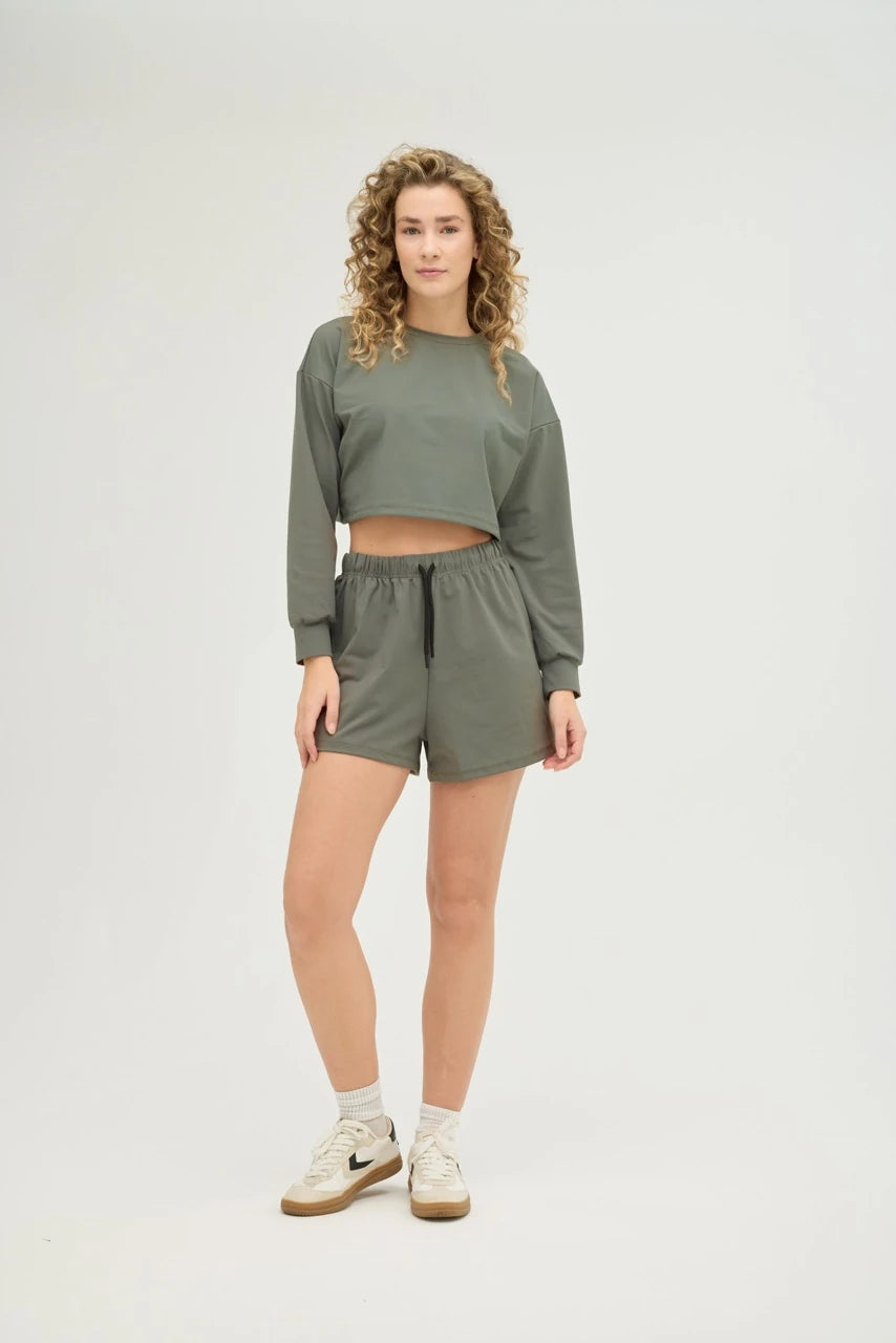 Haki Crop Sweatshirt Takım, günlük stilinize ve spor kombinlerinize mükemmel uyum sağlayan modern ve konforlu bir seçenektir.&nbsp;Hafif ve nefes alabilir kumaşı, gün boyu rahat kalmanızı sağlarken, ter emici özelliği sayesinde spor yaparken serin ve kuru kalmanıza yardımcı olur.