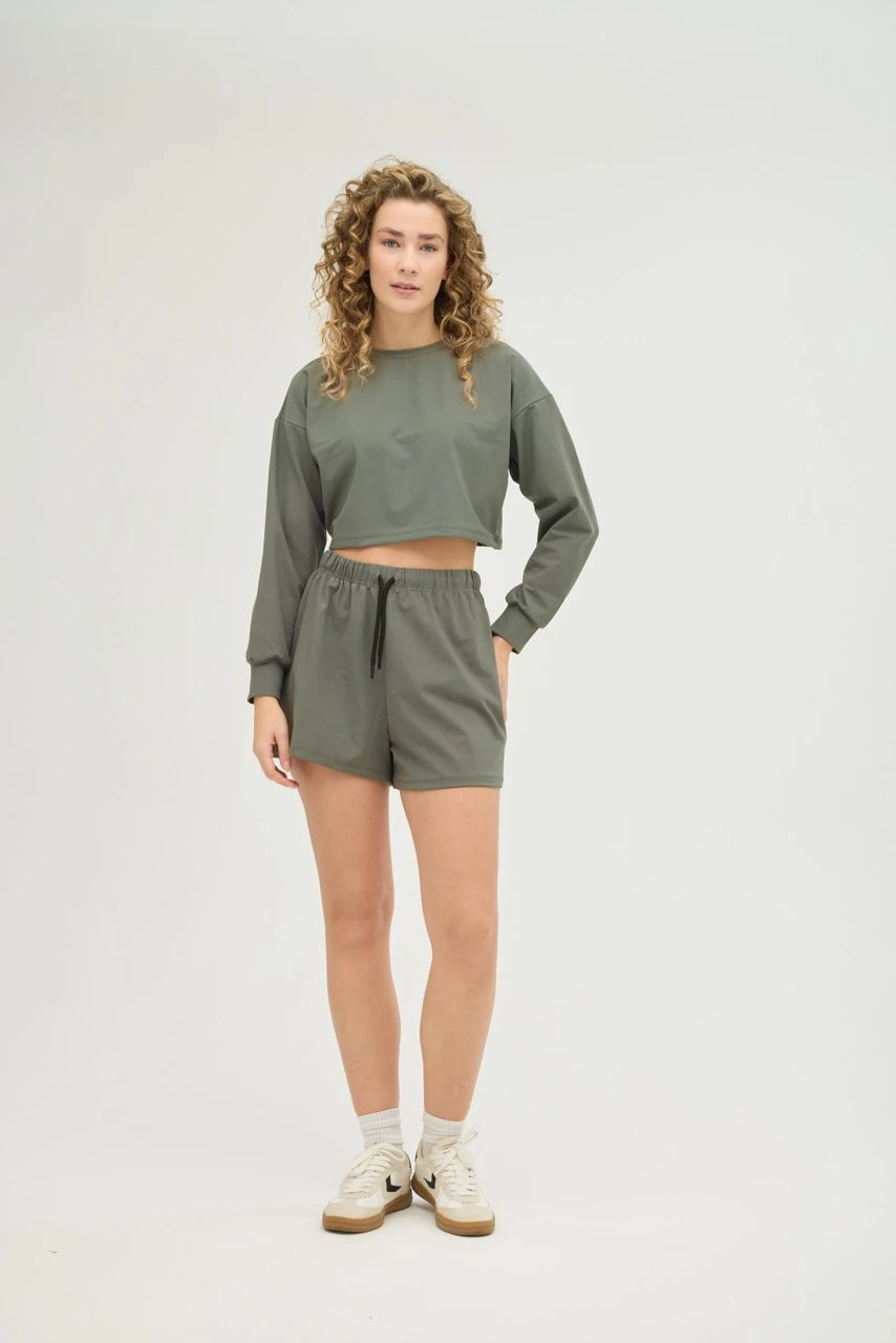 Haki Crop Sweatshirt Takım, günlük stilinize ve spor kombinlerinize mükemmel uyum sağlayan modern ve konforlu bir seçenektir.&nbsp;Hafif ve nefes alabilir kumaşı, gün boyu rahat kalmanızı sağlarken, ter emici özelliği sayesinde spor yaparken serin ve kuru kalmanıza yardımcı olur.