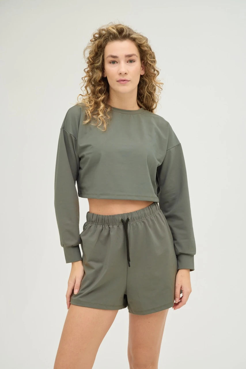 Haki Crop Sweatshirt Takım, günlük stilinize ve spor kombinlerinize mükemmel uyum sağlayan modern ve konforlu bir seçenektir.&nbsp;Hafif ve nefes alabilir kumaşı, gün boyu rahat kalmanızı sağlarken, ter emici özelliği sayesinde spor yaparken serin ve kuru kalmanıza yardımcı olur.