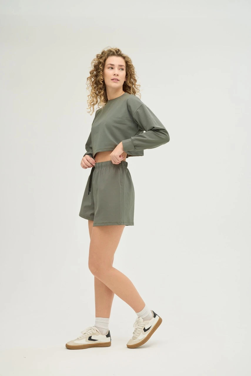 Haki Crop Sweatshirt Takım, günlük stilinize ve spor kombinlerinize mükemmel uyum sağlayan modern ve konforlu bir seçenektir.&nbsp;Hafif ve nefes alabilir kumaşı, gün boyu rahat kalmanızı sağlarken, ter emici özelliği sayesinde spor yaparken serin ve kuru kalmanıza yardımcı olur.