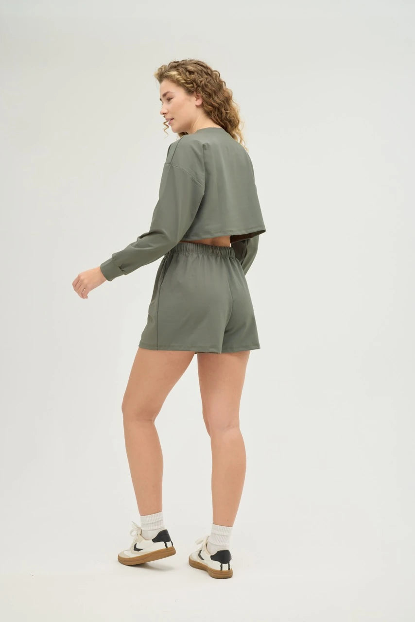 Haki Crop Sweatshirt Takım, günlük stilinize ve spor kombinlerinize mükemmel uyum sağlayan modern ve konforlu bir seçenektir.&nbsp;Hafif ve nefes alabilir kumaşı, gün boyu rahat kalmanızı sağlarken, ter emici özelliği sayesinde spor yaparken serin ve kuru kalmanıza yardımcı olur.