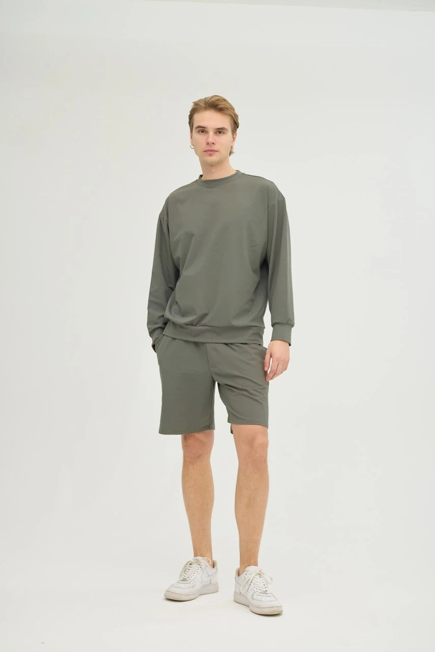 Haki Sweatshirt Takım, minimalist tasarımı ve üstün konforu bir araya getiren şık bir seçimdir. Oversize sweatshirt ve rahat kesimli şorttan oluşan bu takım, yumuşak ve nefes alabilir kumaşı ile gün boyu konfor sunar.&nbsp;Hafif ve esnek yapısı sayesinde hareket özgürlüğü sağlarken, şortun elastik beli ekstra rahatlık kazandırır. Zamansız haki rengi, her kombinle mükemmel uyum sağlayarak hem spor hem de günlük kullanım için ideal bir tercihtir.&nbsp;Rahatlık ve şıklığı bir arada arayanlar için tasarlanan Er