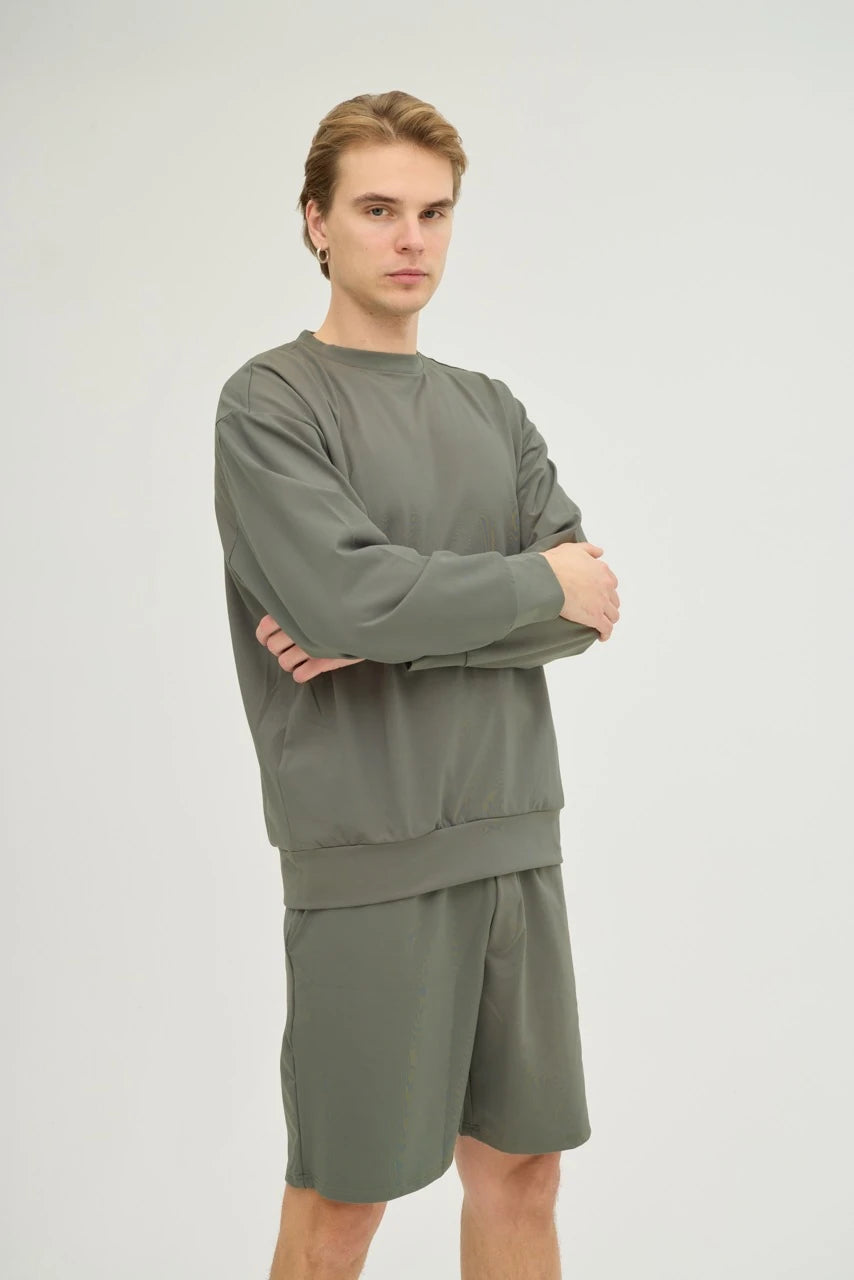 Haki Sweatshirt Takım, minimalist tasarımı ve üstün konforu bir araya getiren şık bir seçimdir. Oversize sweatshirt ve rahat kesimli şorttan oluşan bu takım, yumuşak ve nefes alabilir kumaşı ile gün boyu konfor sunar.&nbsp;Hafif ve esnek yapısı sayesinde hareket özgürlüğü sağlarken, şortun elastik beli ekstra rahatlık kazandırır. Zamansız haki rengi, her kombinle mükemmel uyum sağlayarak hem spor hem de günlük kullanım için ideal bir tercihtir.&nbsp;Rahatlık ve şıklığı bir arada arayanlar için tasarlanan Er