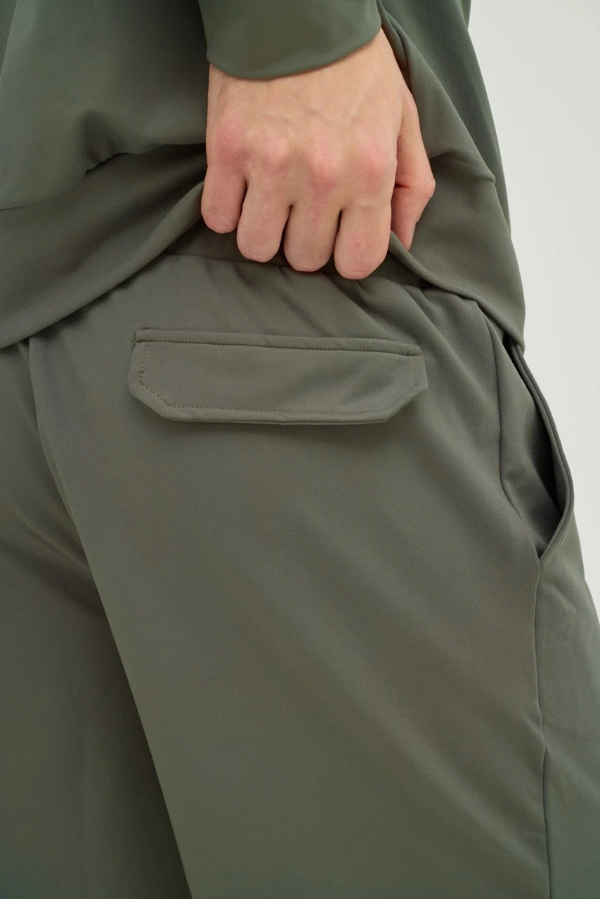 Haki Sweatshirt Takım, minimalist tasarımı ve üstün konforu bir araya getiren şık bir seçimdir. Oversize sweatshirt ve rahat kesimli şorttan oluşan bu takım, yumuşak ve nefes alabilir kumaşı ile gün boyu konfor sunar.&nbsp;Hafif ve esnek yapısı sayesinde hareket özgürlüğü sağlarken, şortun elastik beli ekstra rahatlık kazandırır. Zamansız haki rengi, her kombinle mükemmel uyum sağlayarak hem spor hem de günlük kullanım için ideal bir tercihtir.&nbsp;Rahatlık ve şıklığı bir arada arayanlar için tasarlanan Er