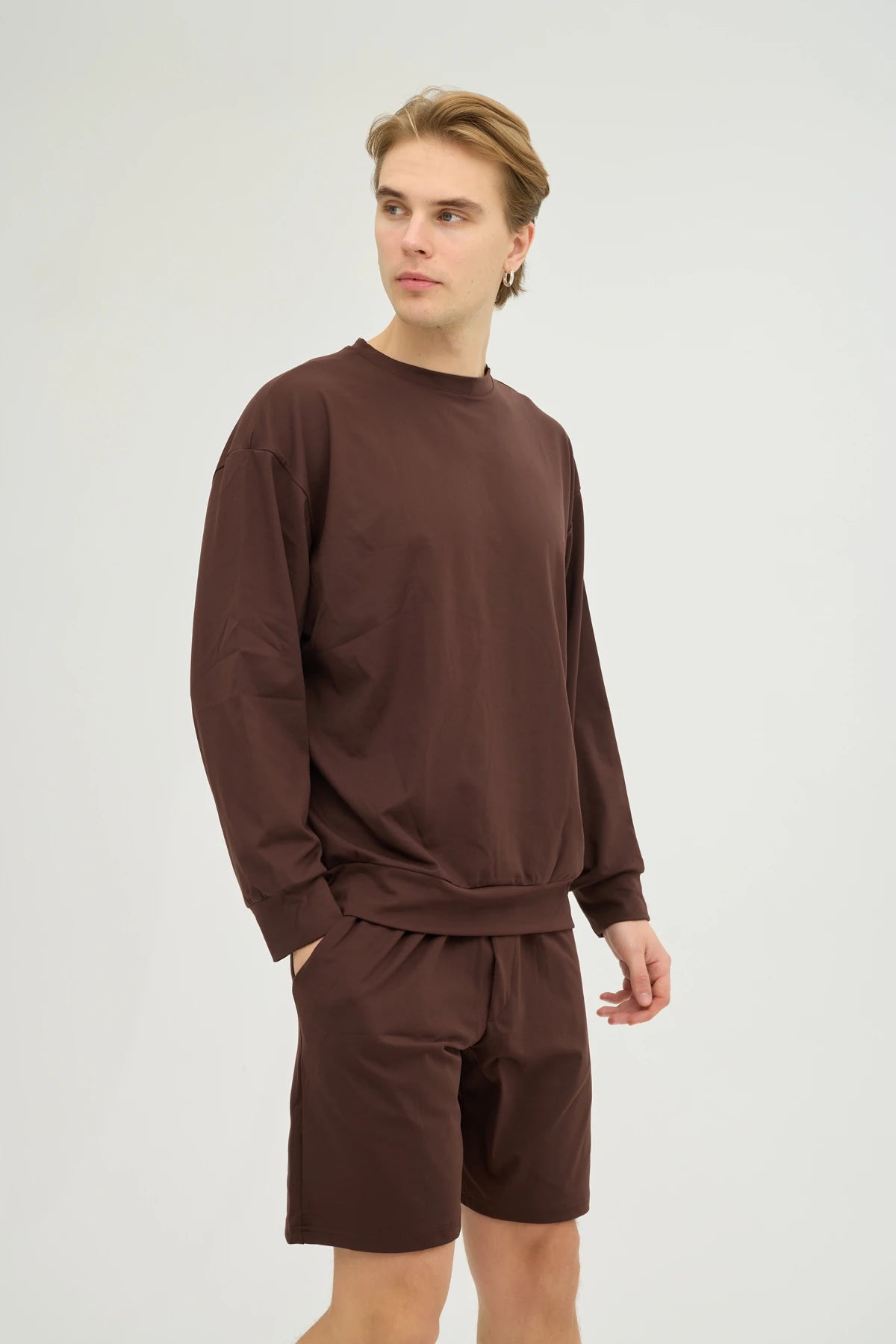 Kahverengi Sweatshirt Takım, zamansız tasarımı ve rahat kesimi ile günlük stilinize modern bir dokunuş katıyor. Oversize sweatshirt ve şorttan oluşan bu takım, hafif ve nefes alabilir kumaşı sayesinde gün boyu konfor sunar.&nbsp;Esnek yapısı, özgürce hareket etmenize olanak tanırken, şortun elastik beli ekstra rahatlık sağlar. Sıcak ve doğal kahverengi tonu, hem spor hem de günlük kombinlerinizde şık bir uyum yakalamanıza yardımcı olur.&nbsp;Konfor ve tarzı bir araya getiren Kahverengi Erkek Sweatshirt Takı
