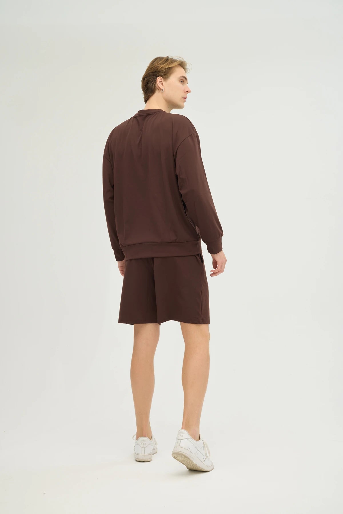 Kahverengi Sweatshirt Takım, zamansız tasarımı ve rahat kesimi ile günlük stilinize modern bir dokunuş katıyor. Oversize sweatshirt ve şorttan oluşan bu takım, hafif ve nefes alabilir kumaşı sayesinde gün boyu konfor sunar.&nbsp;Esnek yapısı, özgürce hareket etmenize olanak tanırken, şortun elastik beli ekstra rahatlık sağlar. Sıcak ve doğal kahverengi tonu, hem spor hem de günlük kombinlerinizde şık bir uyum yakalamanıza yardımcı olur.&nbsp;Konfor ve tarzı bir araya getiren Kahverengi Erkek Sweatshirt Takı