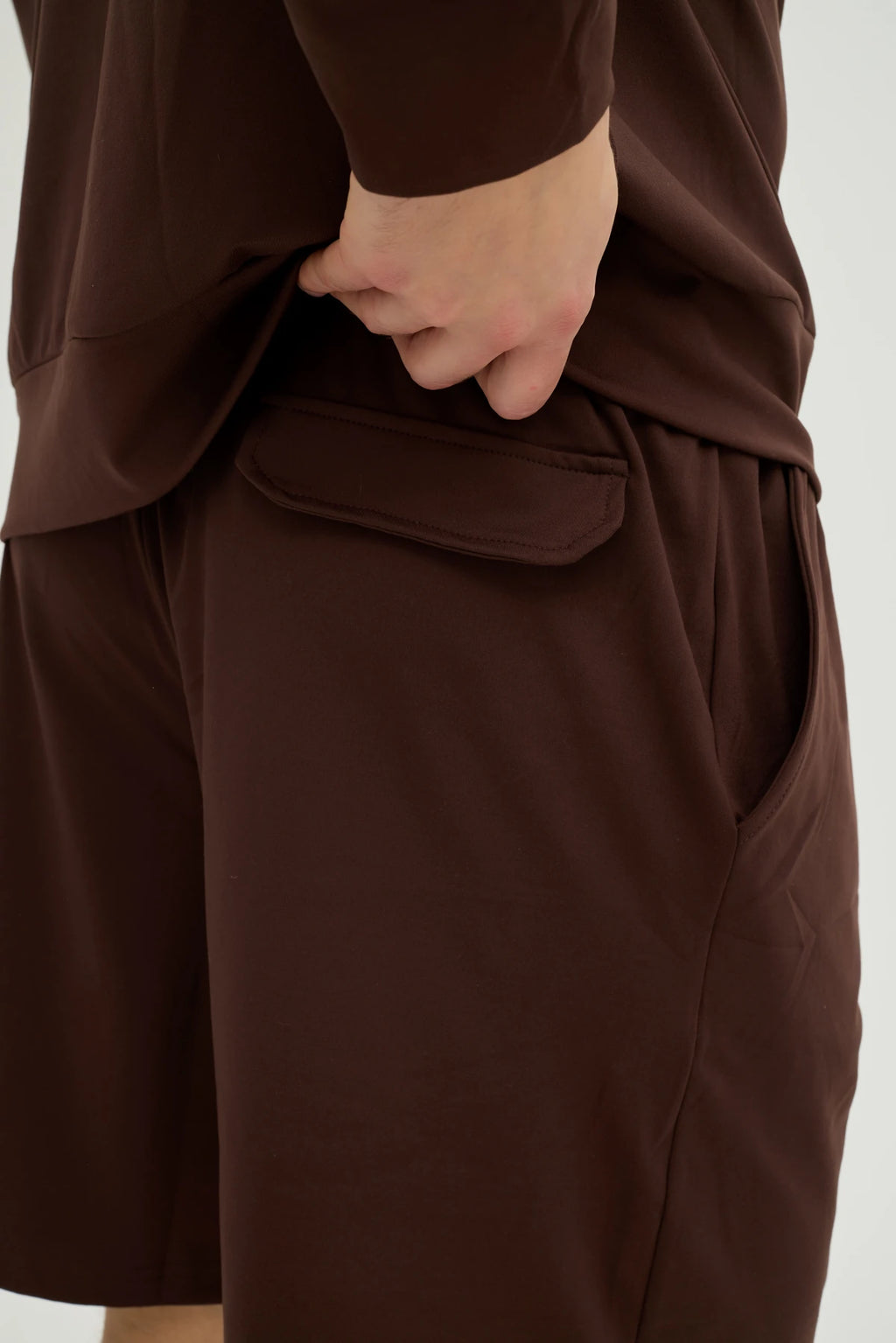 Kahverengi Sweatshirt Takım, zamansız tasarımı ve rahat kesimi ile günlük stilinize modern bir dokunuş katıyor. Oversize sweatshirt ve şorttan oluşan bu takım, hafif ve nefes alabilir kumaşı sayesinde gün boyu konfor sunar.&nbsp;Esnek yapısı, özgürce hareket etmenize olanak tanırken, şortun elastik beli ekstra rahatlık sağlar. Sıcak ve doğal kahverengi tonu, hem spor hem de günlük kombinlerinizde şık bir uyum yakalamanıza yardımcı olur.&nbsp;Konfor ve tarzı bir araya getiren Kahverengi Erkek Sweatshirt Takı